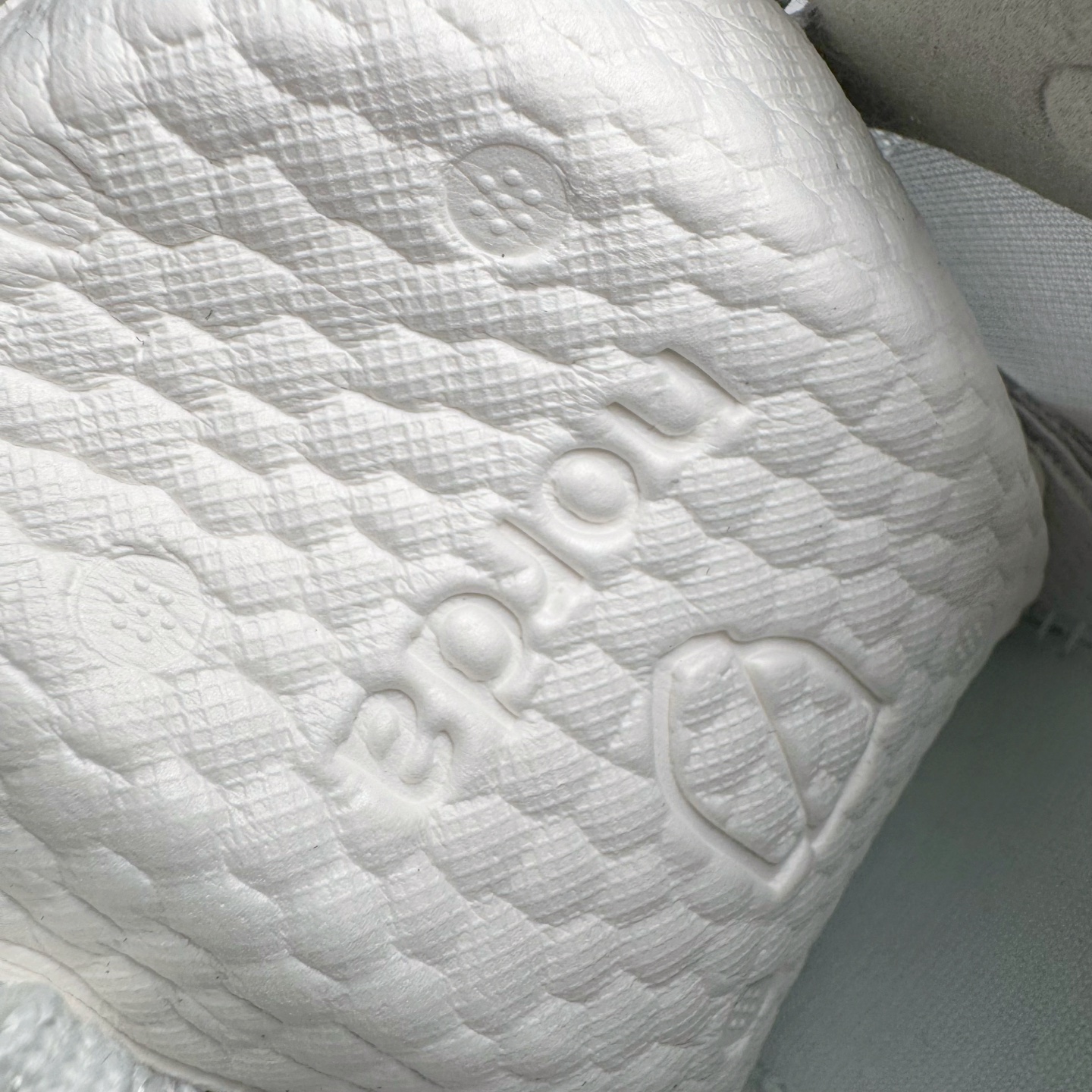 图片[10]-＃纯原 NORDA 001 G+ 轻便户外运动舒适防滑耐磨低帮跑步鞋 Norda是一个来自加拿大的品牌，由两位越野跑者Nicholas Martire 和Willamina Martire夫妇联合其他两位合作者创立，旨在打造全球最佳的越野跑鞋。在品牌正式成立之前，他们邀请了运动员、艺术家和材料专家，共同讨论如何塑造这个全新的品牌。最终，Norda品牌在2020年正式成立，但他们的第一双鞋子Norda001直到2022年1月才发布。在品牌成立的三年里，Norda总共只推出了两款跑鞋，但在配色和其他品牌的合作上却频频发力。包括Zegna、Ciele和Satisfy等跑步圈里的当红品牌，都进行了联名。Zegna更是在今年年初收购了一部分Norda的股份，并宣称将会在未来投入更多资金支持品牌的发展。尺码：36 36.5 37.5 38 38.5 39 40 40.5 41 42 42.5 43 44 44.5 45 46-选品中心