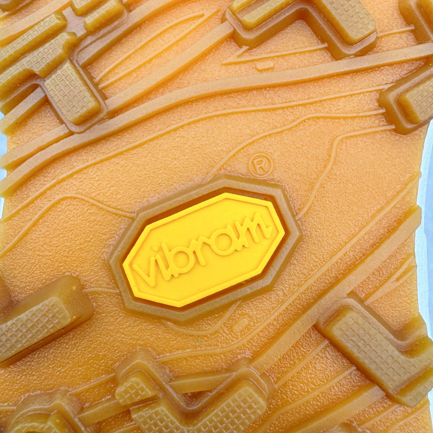 图片[15]-＃纯原 NORDA 001 G+ 轻便户外运动舒适防滑耐磨低帮跑步鞋 Norda是一个来自加拿大的品牌，由两位越野跑者Nicholas Martire 和Willamina Martire夫妇联合其他两位合作者创立，旨在打造全球最佳的越野跑鞋。在品牌正式成立之前，他们邀请了运动员、艺术家和材料专家，共同讨论如何塑造这个全新的品牌。最终，Norda品牌在2020年正式成立，但他们的第一双鞋子Norda001直到2022年1月才发布。在品牌成立的三年里，Norda总共只推出了两款跑鞋，但在配色和其他品牌的合作上却频频发力。包括Zegna、Ciele和Satisfy等跑步圈里的当红品牌，都进行了联名。Zegna更是在今年年初收购了一部分Norda的股份，并宣称将会在未来投入更多资金支持品牌的发展。尺码：36 36.5 37.5 38 38.5 39 40 40.5 41 42 42.5 43 44 44.5 45 46-选品中心