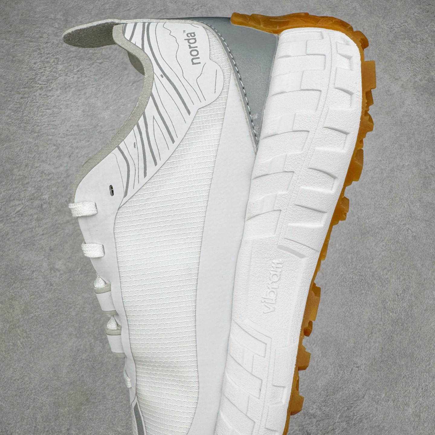 图片[7]-＃纯原 NORDA 001 G+ 轻便户外运动舒适防滑耐磨低帮跑步鞋 Norda是一个来自加拿大的品牌，由两位越野跑者Nicholas Martire 和Willamina Martire夫妇联合其他两位合作者创立，旨在打造全球最佳的越野跑鞋。在品牌正式成立之前，他们邀请了运动员、艺术家和材料专家，共同讨论如何塑造这个全新的品牌。最终，Norda品牌在2020年正式成立，但他们的第一双鞋子Norda001直到2022年1月才发布。在品牌成立的三年里，Norda总共只推出了两款跑鞋，但在配色和其他品牌的合作上却频频发力。包括Zegna、Ciele和Satisfy等跑步圈里的当红品牌，都进行了联名。Zegna更是在今年年初收购了一部分Norda的股份，并宣称将会在未来投入更多资金支持品牌的发展。尺码：36 36.5 37.5 38 38.5 39 40 40.5 41 42 42.5 43 44 44.5 45 46-选品中心