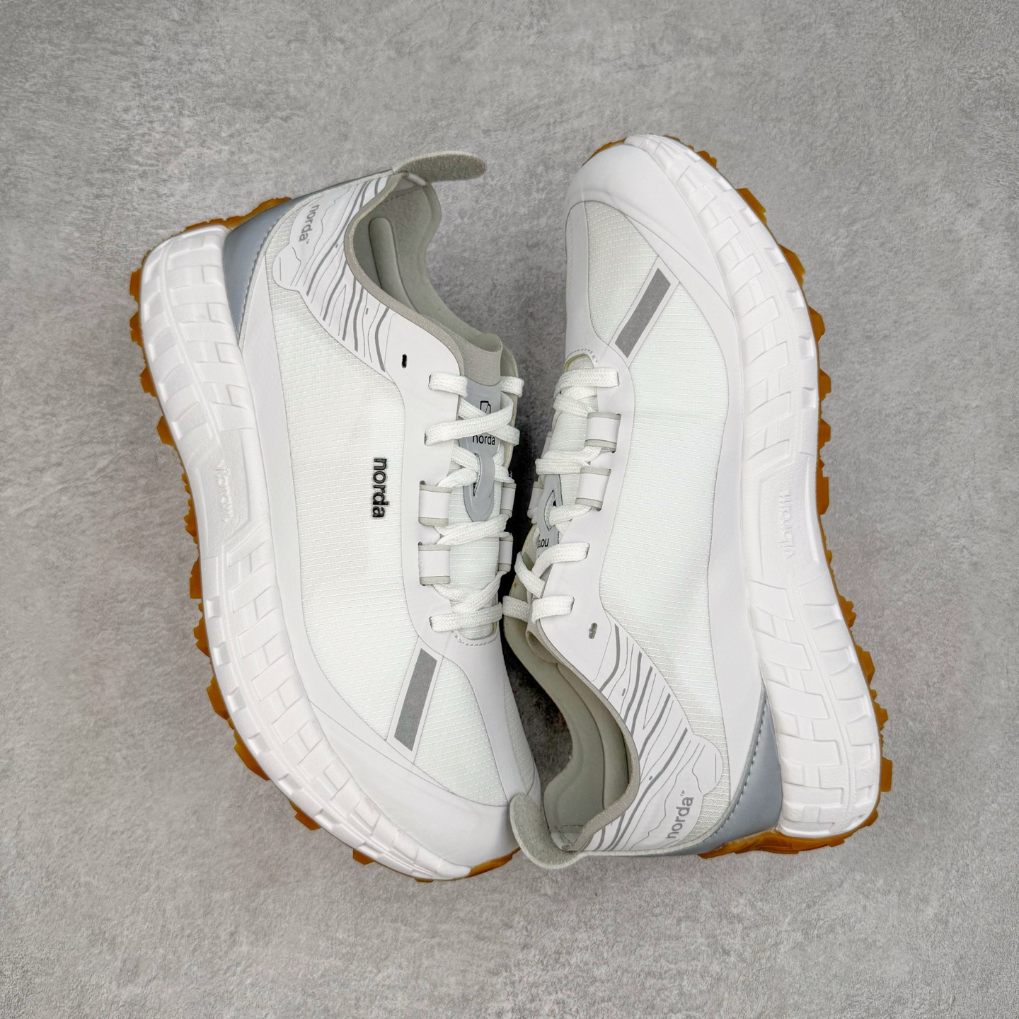图片[3]-＃纯原 NORDA 001 G+ 轻便户外运动舒适防滑耐磨低帮跑步鞋 Norda是一个来自加拿大的品牌，由两位越野跑者Nicholas Martire 和Willamina Martire夫妇联合其他两位合作者创立，旨在打造全球最佳的越野跑鞋。在品牌正式成立之前，他们邀请了运动员、艺术家和材料专家，共同讨论如何塑造这个全新的品牌。最终，Norda品牌在2020年正式成立，但他们的第一双鞋子Norda001直到2022年1月才发布。在品牌成立的三年里，Norda总共只推出了两款跑鞋，但在配色和其他品牌的合作上却频频发力。包括Zegna、Ciele和Satisfy等跑步圈里的当红品牌，都进行了联名。Zegna更是在今年年初收购了一部分Norda的股份，并宣称将会在未来投入更多资金支持品牌的发展。尺码：36 36.5 37.5 38 38.5 39 40 40.5 41 42 42.5 43 44 44.5 45 46-选品中心