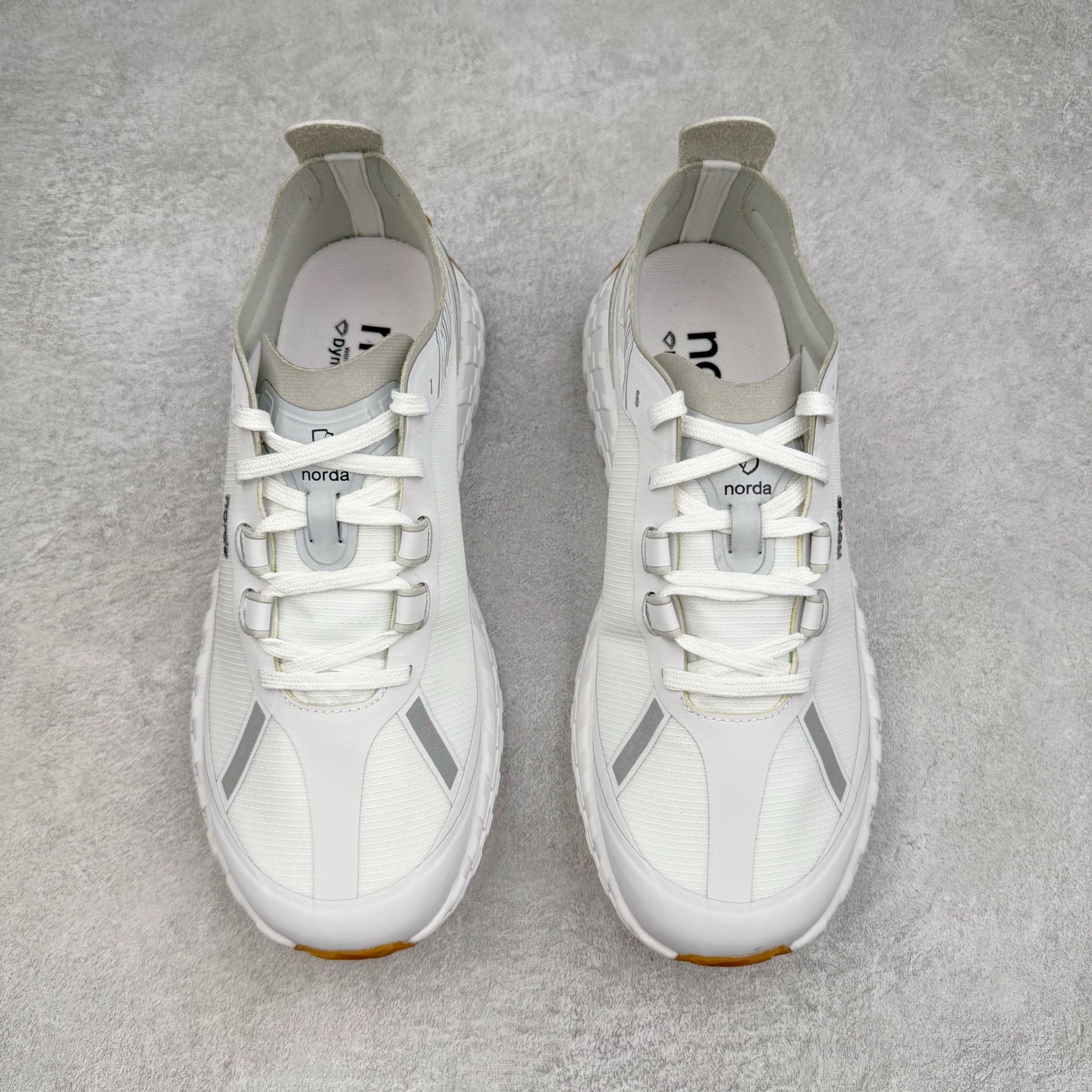 图片[2]-＃纯原 NORDA 001 G+ 轻便户外运动舒适防滑耐磨低帮跑步鞋 Norda是一个来自加拿大的品牌，由两位越野跑者Nicholas Martire 和Willamina Martire夫妇联合其他两位合作者创立，旨在打造全球最佳的越野跑鞋。在品牌正式成立之前，他们邀请了运动员、艺术家和材料专家，共同讨论如何塑造这个全新的品牌。最终，Norda品牌在2020年正式成立，但他们的第一双鞋子Norda001直到2022年1月才发布。在品牌成立的三年里，Norda总共只推出了两款跑鞋，但在配色和其他品牌的合作上却频频发力。包括Zegna、Ciele和Satisfy等跑步圈里的当红品牌，都进行了联名。Zegna更是在今年年初收购了一部分Norda的股份，并宣称将会在未来投入更多资金支持品牌的发展。尺码：36 36.5 37.5 38 38.5 39 40 40.5 41 42 42.5 43 44 44.5 45 46-选品中心