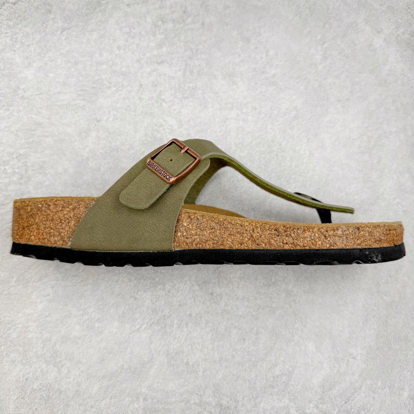 Birkenstock Ramses 系列 勃肯夹趾皮革绒面双扣时尚人字拖拖鞋 牛皮绒面革质地柔软 搭配可调节鞋扣提升穿着舒适度 人体工学设计分散脚部压力 保护脚踝 软木乳胶鞋床具有一定的收缩性 长时间穿着后能贴合脚型 EVA鞋底回弹性和抗张性力高 具有良好的防震、缓冲性 四季皆宜 柔软的鞋床采用额外的泡沫缓冲层 提供额外的舒适感和全天支撑 全网独家首发 源于德国的严谨工艺 牛巴戎面 中层松木 EVA 三层组合大底 优质牛皮面料五金扣 出口订单 尺码：35-44-选品中心