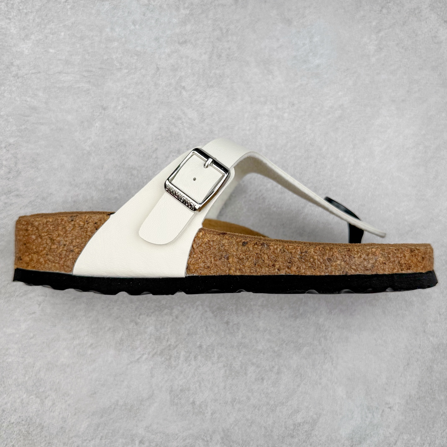 Birkenstock Ramses 系列 勃肯夹趾皮革绒面双扣时尚人字拖拖鞋 牛皮绒面革质地柔软 搭配可调节鞋扣提升穿着舒适度 人体工学设计分散脚部压力 保护脚踝 软木乳胶鞋床具有一定的收缩性 长时间穿着后能贴合脚型 EVA鞋底回弹性和抗张性力高 具有良好的防震、缓冲性 四季皆宜 柔软的鞋床采用额外的泡沫缓冲层 提供额外的舒适感和全天支撑 全网独家首发 源于德国的严谨工艺 牛巴戎面 中层松木 EVA 三层组合大底 优质牛皮面料五金扣 出口订单 尺码：35-44-选品中心