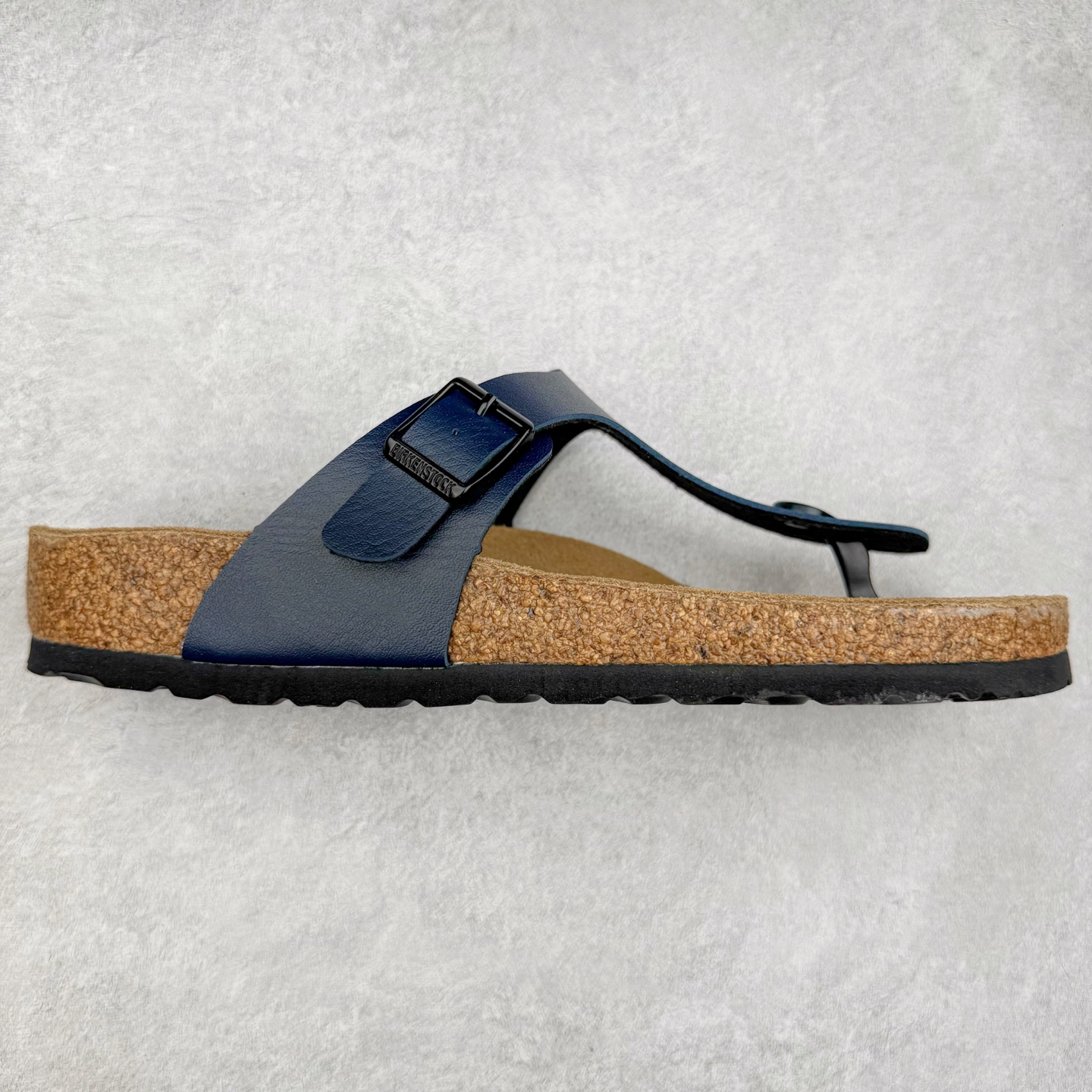Birkenstock Ramses 系列 勃肯夹趾皮革绒面双扣时尚人字拖拖鞋 牛皮绒面革质地柔软 搭配可调节鞋扣提升穿着舒适度 人体工学设计分散脚部压力 保护脚踝 软木乳胶鞋床具有一定的收缩性 长时间穿着后能贴合脚型 EVA鞋底回弹性和抗张性力高 具有良好的防震、缓冲性 四季皆宜 柔软的鞋床采用额外的泡沫缓冲层 提供额外的舒适感和全天支撑 全网独家首发 源于德国的严谨工艺 牛巴戎面 中层松木 EVA 三层组合大底 优质牛皮面料五金扣 出口订单 尺码：35-44-选品中心