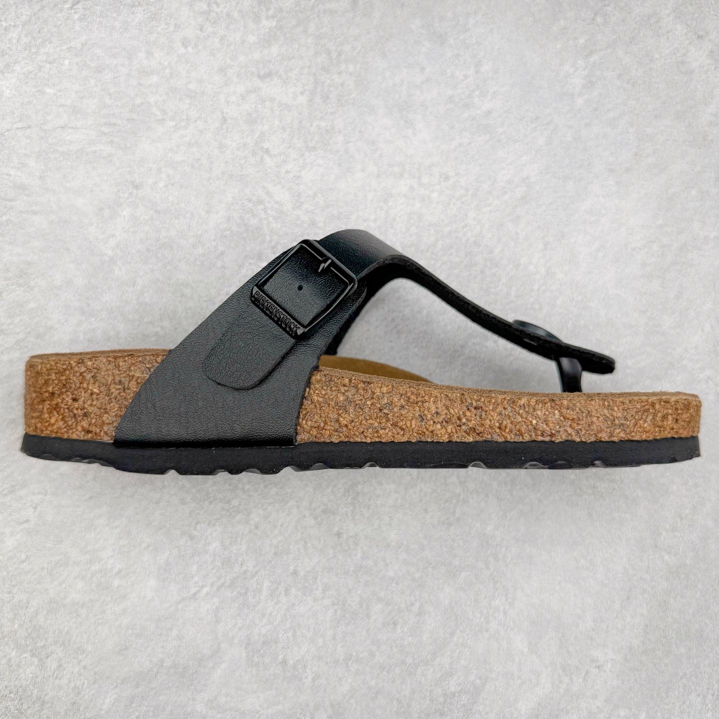 Birkenstock Ramses 系列 勃肯夹趾皮革绒面双扣时尚人字拖拖鞋 牛皮绒面革质地柔软 搭配可调节鞋扣提升穿着舒适度 人体工学设计分散脚部压力 保护脚踝 软木乳胶鞋床具有一定的收缩性 长时间穿着后能贴合脚型 EVA鞋底回弹性和抗张性力高 具有良好的防震、缓冲性 四季皆宜 柔软的鞋床采用额外的泡沫缓冲层 提供额外的舒适感和全天支撑 全网独家首发 源于德国的严谨工艺 牛巴戎面 中层松木 EVA 三层组合大底 优质牛皮面料五金扣 出口订单 尺码：35-44-选品中心