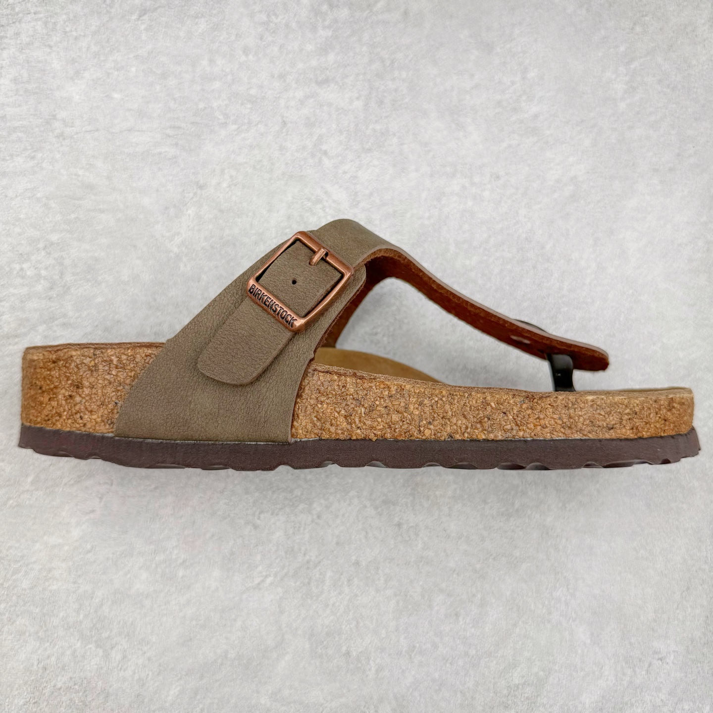 Birkenstock Ramses 系列 勃肯夹趾皮革绒面双扣时尚人字拖拖鞋 牛皮绒面革质地柔软 搭配可调节鞋扣提升穿着舒适度 人体工学设计分散脚部压力 保护脚踝 软木乳胶鞋床具有一定的收缩性 长时间穿着后能贴合脚型 EVA鞋底回弹性和抗张性力高 具有良好的防震、缓冲性 四季皆宜 柔软的鞋床采用额外的泡沫缓冲层 提供额外的舒适感和全天支撑 全网独家首发 源于德国的严谨工艺 牛巴戎面 中层松木 EVA 三层组合大底 优质牛皮面料五金扣 出口订单 尺码：35-44-选品中心