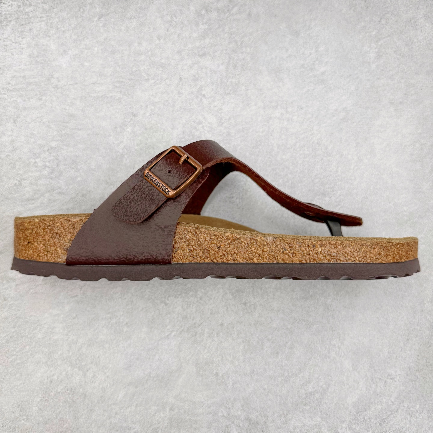 Birkenstock Ramses 系列 勃肯夹趾皮革绒面双扣时尚人字拖拖鞋 牛皮绒面革质地柔软 搭配可调节鞋扣提升穿着舒适度 人体工学设计分散脚部压力 保护脚踝 软木乳胶鞋床具有一定的收缩性 长时间穿着后能贴合脚型 EVA鞋底回弹性和抗张性力高 具有良好的防震、缓冲性 四季皆宜 柔软的鞋床采用额外的泡沫缓冲层 提供额外的舒适感和全天支撑 全网独家首发 源于德国的严谨工艺 牛巴戎面 中层松木 EVA 三层组合大底 优质牛皮面料五金扣 出口订单 尺码：35-44-选品中心