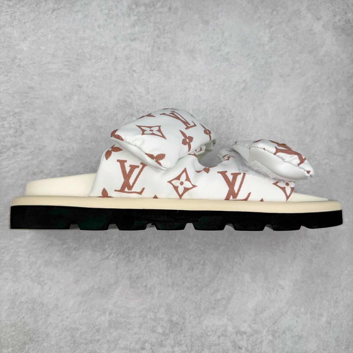 LOUIS VUITTON ｜路易威登2025ss最新春夏款 村上隆/Takashi Murakami x lv Pool Pillow Comfort 皮革 圆头套脚一字拖鞋 男女款 白色 室内外穿着皆宜。纯羊羔毛材质，鞋面受专水台高密度发泡材质，轻盈舒适，鞋底厚度3.5 上脚超显腿长 尺码：35 36 37 38 39 40 41 42 43 44 45-选品中心