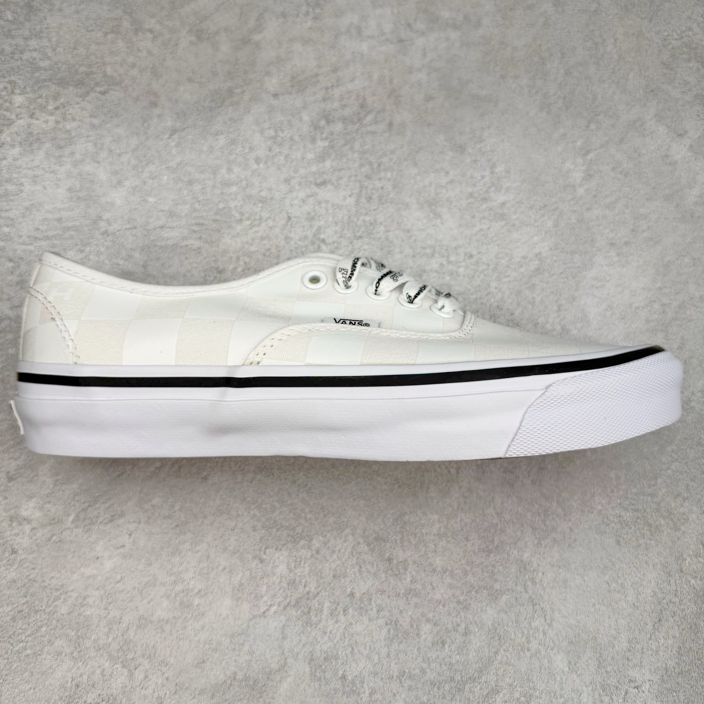 HommeGirls × OTW by Vans 本次联名将使用经典的 OTW Authentic 44 鞋型，设计语言延续了上一次联名的放大棋盘格元素。在白色不同配色的棋盘格上 HommeGirls 加入了他们特殊设计的 Hg Logo 字样，并且该字样同样与纯色小鱼板后跟标融为一体。在其他设计上 HommeGirls 为我们展现了双鞋带系统的呈现方式，他们用白色、以及满印 Logo 鞋带一双经典百搭鞋款额外的穿搭玩法。货号：VN000EEUCCZ 尺码：35 36 36.5 37 38 38.5 39 40 40.5 41 42 42.5 43 44-选品中心
