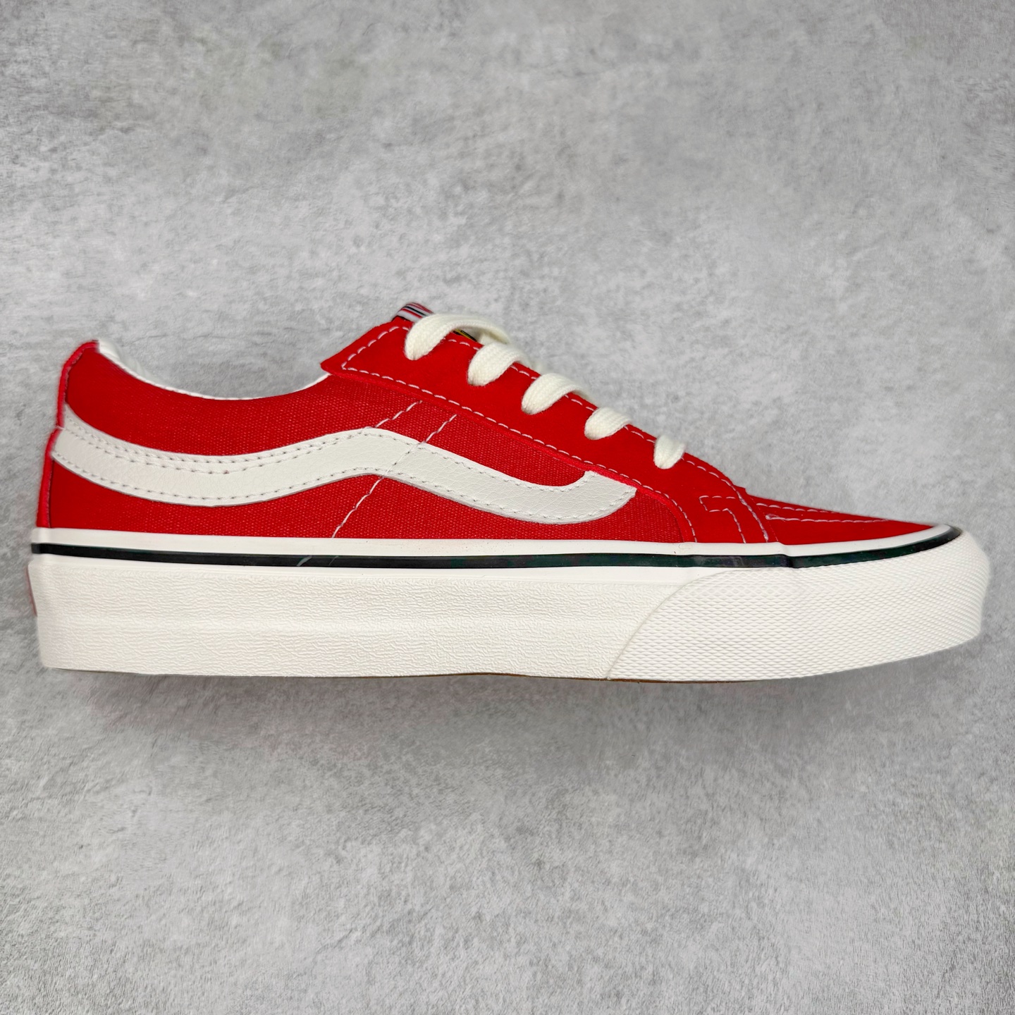 Vans SK8-Low 红白 全新一代 低帮硫化帆布鞋 该鞋款以白线勾勒出整体造型效果，红色帆布鞋面打造整体鞋身，以SK8-low鞋身为蓝本，风格极具辨识度，上脚凸显穿搭功力 货号：VN0A4UWIXGJ 尺码：35 36 36.5 37 38 38.5 39 40 40.5 41 42 42.5 43 44-选品中心