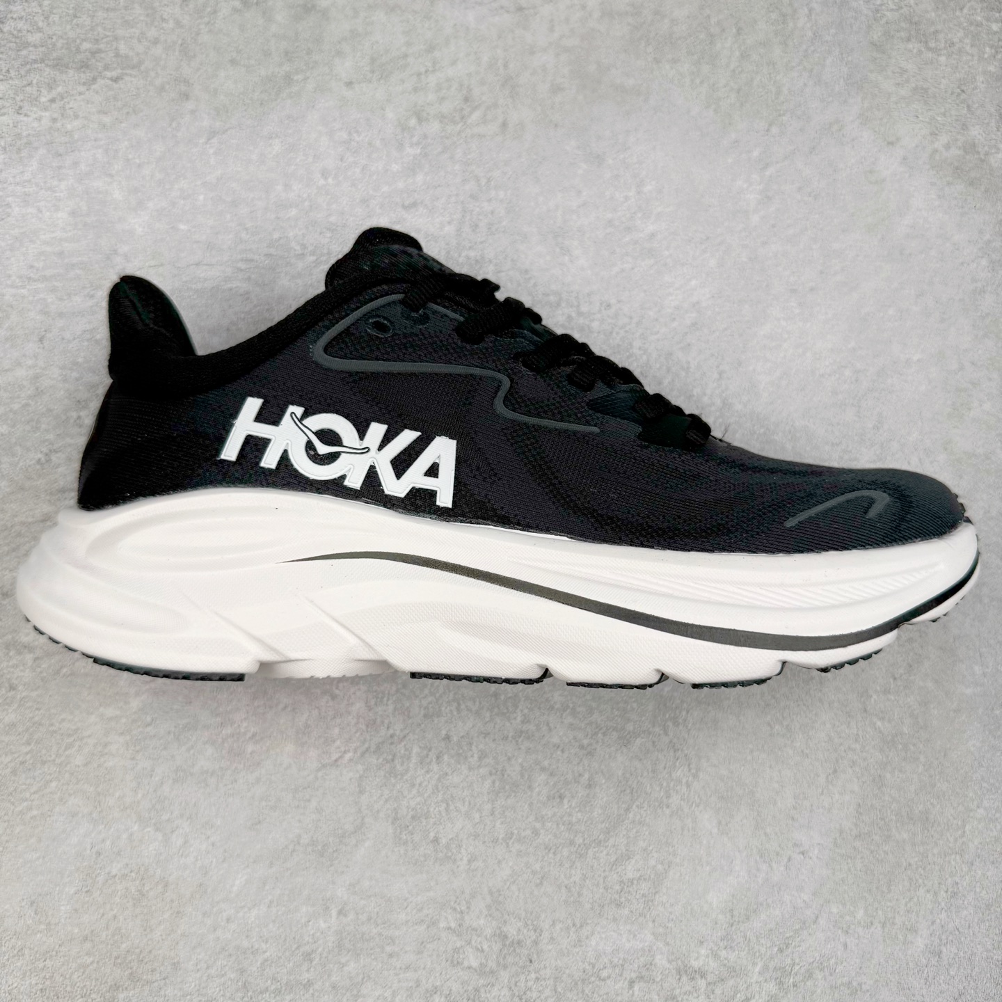 HOKA ONE ONE Clifton 克里夫顿10代专业性能减震公路跑步鞋 轻盈透气的针织网面和纱线的使用让鞋面更挺拔 增强鞋面的强度和支撑性能 搭配柔软的鞋舌 让双脚在舒适包裹中跑的更加畅快 全新泡棉中底 柔软的同时增强回弹性能 为不同跑者提供更平稳流畅的脚感 带来全面的缓冲保护 根据人体工程学设计的延长拉襟 后跟处弹软的海绵填充舒适固定 避免掉跟和摩擦 相比上一代光滑的内衬 Clifton 的内衬增强了摩擦力 避免双脚在鞋内滑动 尺码：36 36.5 37.5 38 38.5 39 40 40.5 41 42 42.5 43 44 44.5 45-选品中心