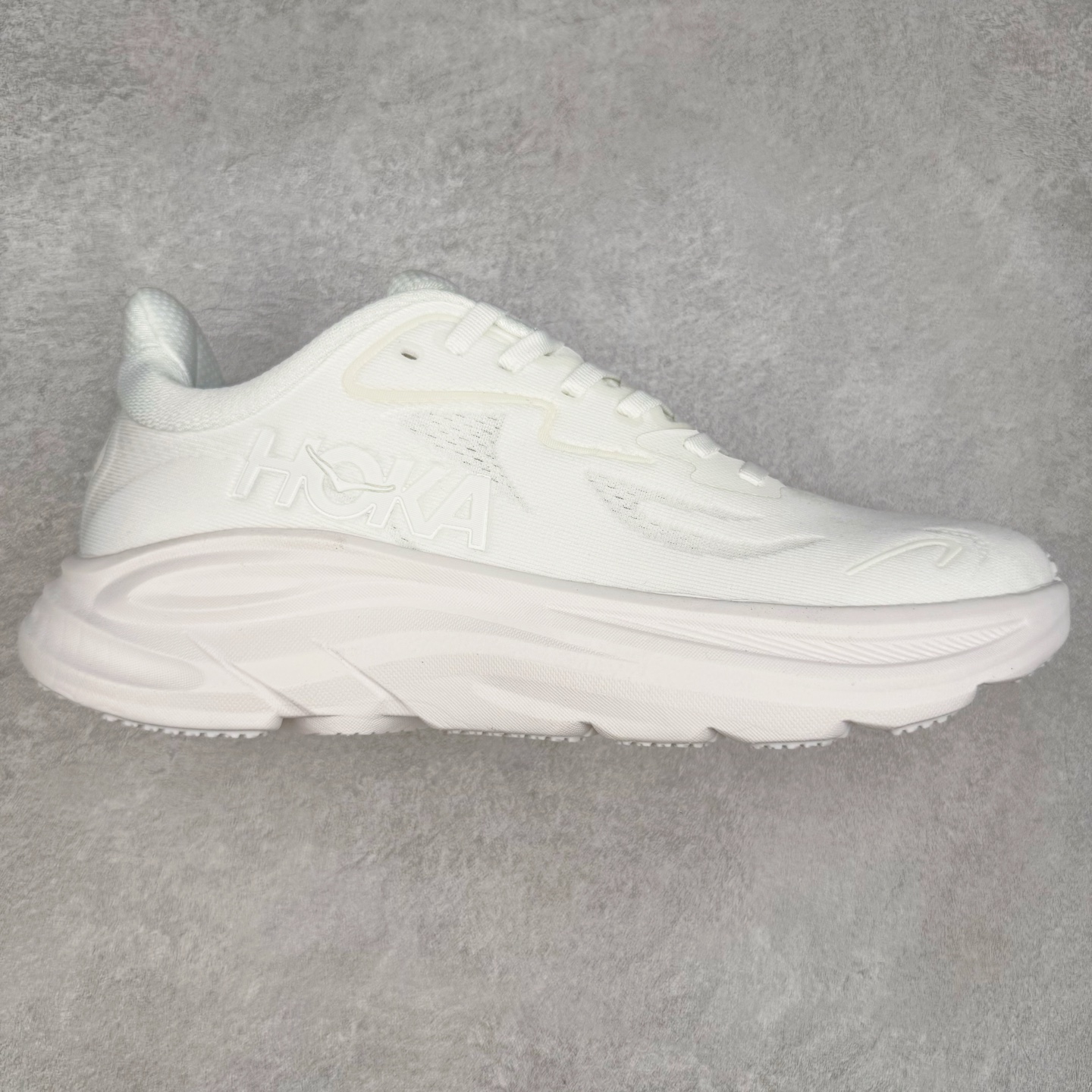 HOKA ONE ONE Clifton 克里夫顿10代专业性能减震公路跑步鞋 轻盈透气的针织网面和纱线的使用让鞋面更挺拔 增强鞋面的强度和支撑性能 搭配柔软的鞋舌 让双脚在舒适包裹中跑的更加畅快 全新泡棉中底 柔软的同时增强回弹性能 为不同跑者提供更平稳流畅的脚感 带来全面的缓冲保护 根据人体工程学设计的延长拉襟 后跟处弹软的海绵填充舒适固定 避免掉跟和摩擦 相比上一代光滑的内衬 Clifton 的内衬增强了摩擦力 避免双脚在鞋内滑动 尺码：36 36.5 37.5 38 38.5 39 40 40.5 41 42 42.5 43 44 44.5 45-选品中心