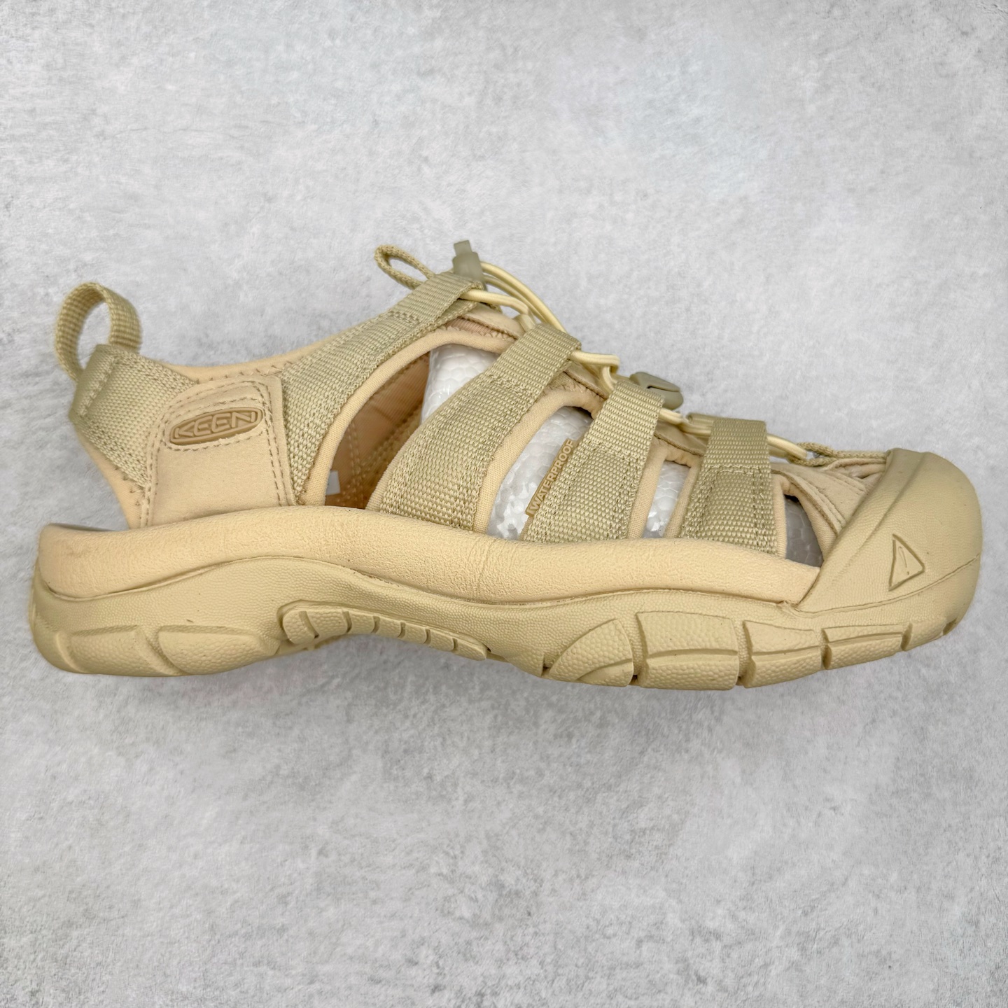 人气户外休闲鞋品牌-科恩Keen Uneek Flat-M 平底编织弹力穿搭溯溪涉水休闲户外凉鞋 #外贸订单出口品质#采用进口机台编制两根尼龙绳组成鞋面(快干衬里原料!!)#原装轻量级EVA中底缓震材质组合防滑橡胶外底部 夏季潮鞋,文青界的凉鞋至尊 都市机能户外品牌 KEEN 向来积极为其旗下大热鞋款 UNEEK 推出联名款，后跟为全封闭设计，快干衬里，HIGH-TRACTION橡胶外底，及轻量级EVA中底，达到轻量缓震的同时减轻重量。尺码：35 36 37 38 40 41 42 43 44 45-选品中心