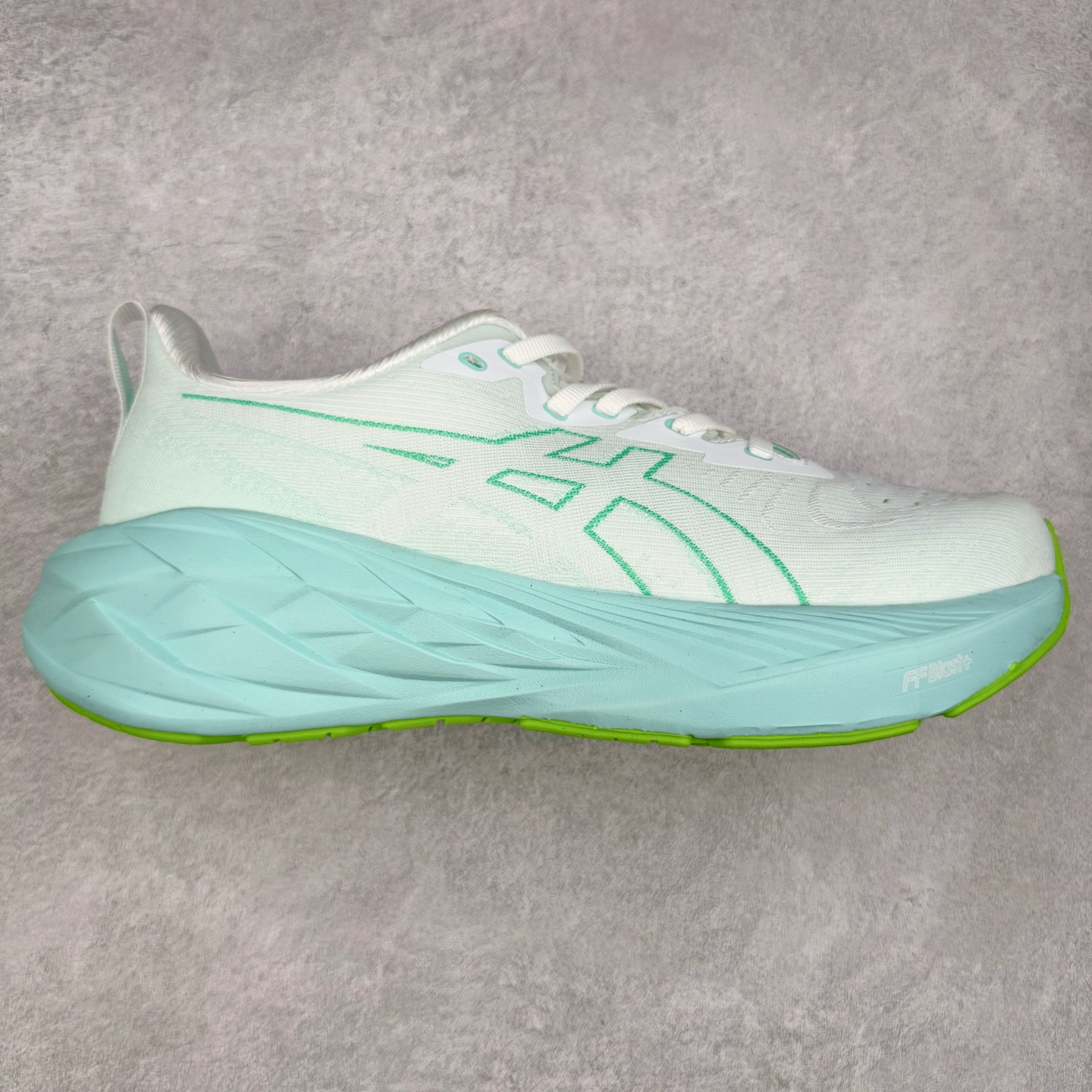 ＃特价福利 ASICS NOVABLAST 4 亚瑟士舒适缓震跑鞋 鞋面从NOVABLAST 3的工程网眼升级为一片式轻量编织设计 提升了跑鞋的透气性 并配备结构鞋舌 进一步提升透气性的同时减少鞋舌滑动 从而实现更好的包裹感 后跟结构也是亮点之一 不仅提升了稳定性 还能给跑者提供更强支撑 上脚舒适度非常明显 无论如何跑跳晃动 双脚都被包裹的非常服帖舒适 同时前脚掌有足够空间 中足又很贴合 后跟高度和弧度也都非常舒适 从NOVABLAST 4 采用全新FF BLAST PLUS ECO轻量高能回弹泡棉材料 这是一种超过20%的生物基可再生资源 在带给跑者更舒适体验同时助力减轻环境负担 值得关注的是NOVABLAST 4将成为该系列首款贴有CO2e标签的鞋款 以进一步严格贯彻ASICS亚瑟士的可持续发展理念 大底采用了低密度设计的AHAR LO 更大程度增强鞋款耐磨性 提升使用寿命 外底液采用了全新设计 其灵感来源于植物的斐波那契螺旋叶片图案 独特的几何纹路使新一代鞋款的外观更具标志性 中底和大底设计都是为了让跑者获得更大的能量反馈 更强的回弹性 在跑步过程中轻弹畅跑 看配置就能感受到NOVABLAST 4 的优势 高回弹、高缓震、且耐用的综合长跑训练鞋 尺码：36 37 38 39 39.5 40 40.5 41.5 42 42.5 43.5 44 45-选品中心