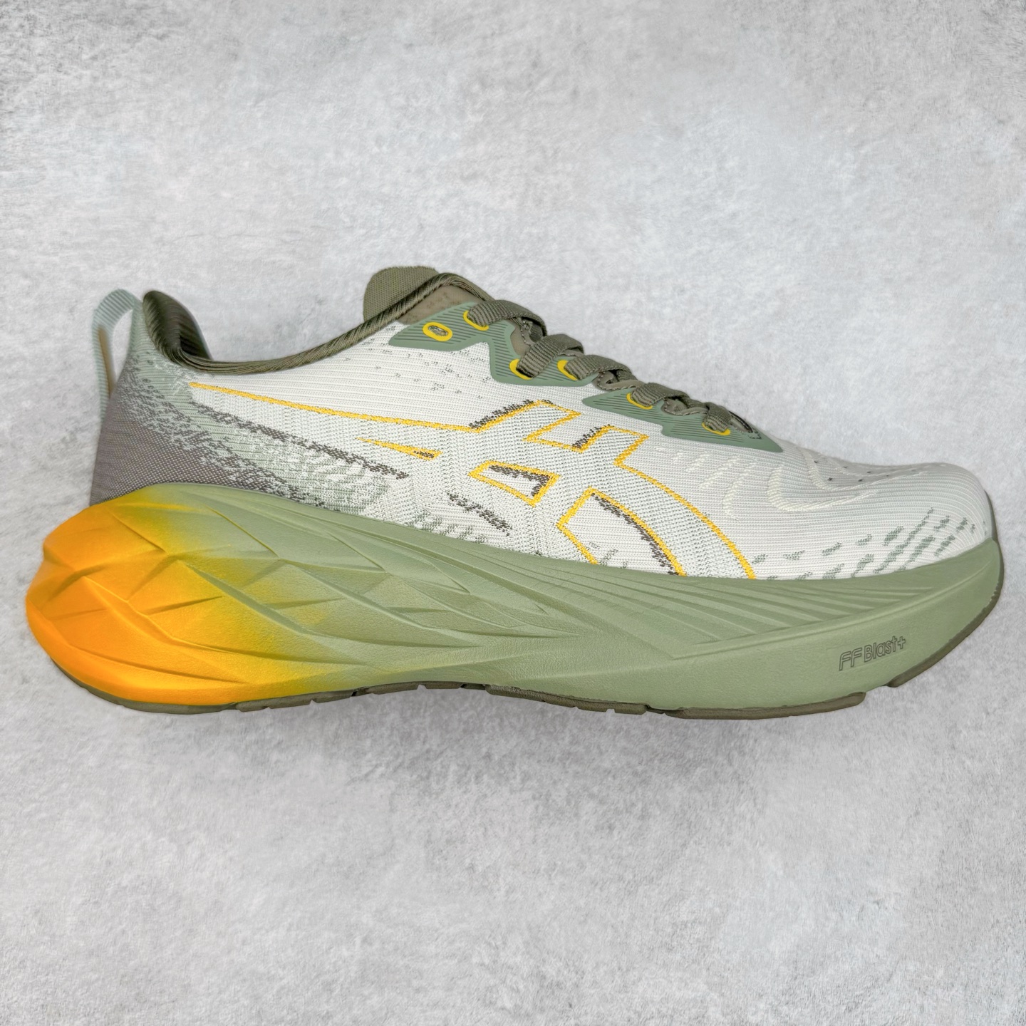 ＃特价福利 ASICS NOVABLAST 4 亚瑟士舒适缓震跑鞋 鞋面从NOVABLAST 3的工程网眼升级为一片式轻量编织设计 提升了跑鞋的透气性 并配备结构鞋舌 进一步提升透气性的同时减少鞋舌滑动 从而实现更好的包裹感 后跟结构也是亮点之一 不仅提升了稳定性 还能给跑者提供更强支撑 上脚舒适度非常明显 无论如何跑跳晃动 双脚都被包裹的非常服帖舒适 同时前脚掌有足够空间 中足又很贴合 后跟高度和弧度也都非常舒适 从NOVABLAST 4 采用全新FF BLAST PLUS ECO轻量高能回弹泡棉材料 这是一种超过20%的生物基可再生资源 在带给跑者更舒适体验同时助力减轻环境负担 值得关注的是NOVABLAST 4将成为该系列首款贴有CO2e标签的鞋款 以进一步严格贯彻ASICS亚瑟士的可持续发展理念 大底采用了低密度设计的AHAR LO 更大程度增强鞋款耐磨性 提升使用寿命 外底液采用了全新设计 其灵感来源于植物的斐波那契螺旋叶片图案 独特的几何纹路使新一代鞋款的外观更具标志性 中底和大底设计都是为了让跑者获得更大的能量反馈 更强的回弹性 在跑步过程中轻弹畅跑 看配置就能感受到NOVABLAST 4 的优势 高回弹、高缓震、且耐用的综合长跑训练鞋 尺码：36 37 38 39 39.5 40 40.5 41.5 42 42.5 43.5 44 45-选品中心