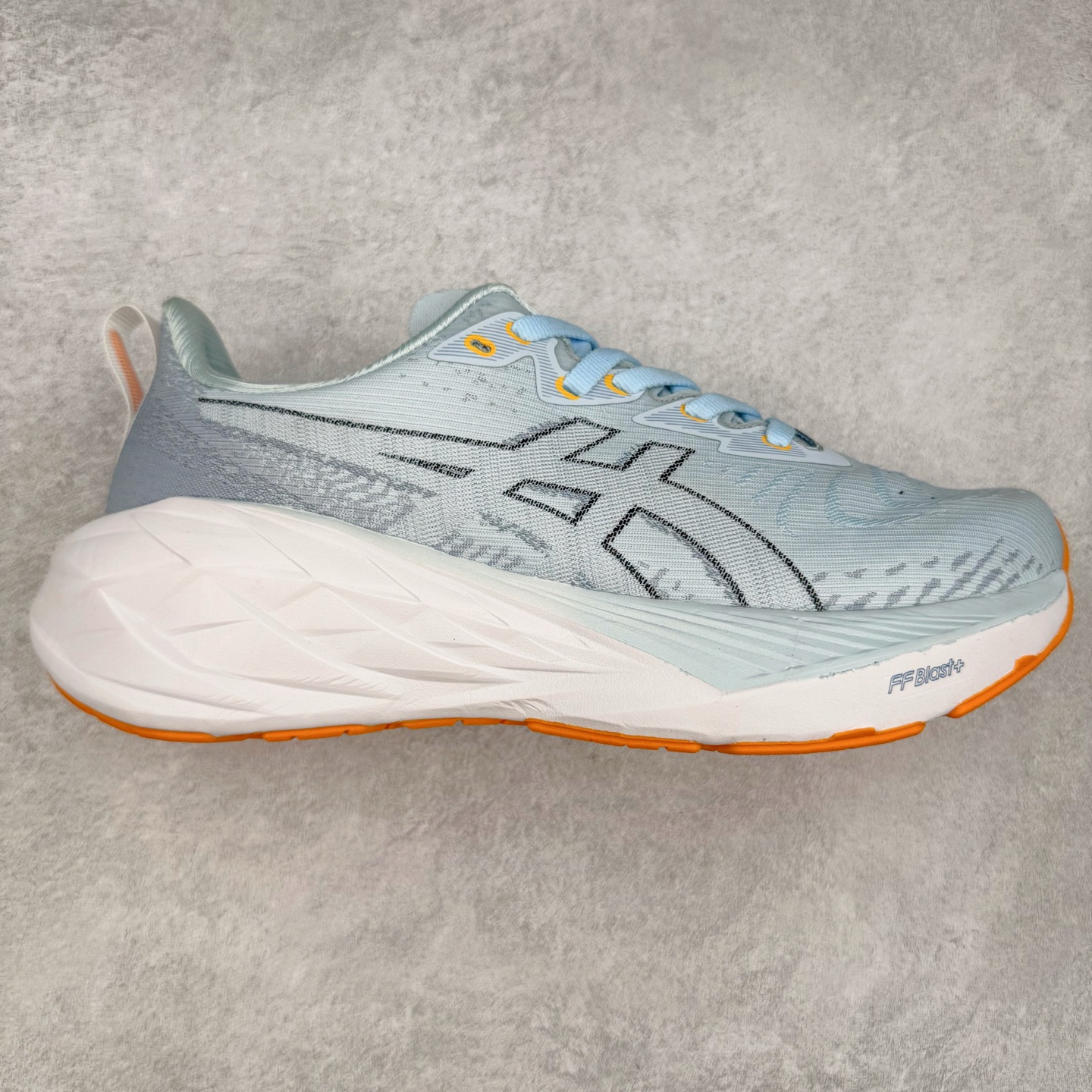 ＃特价福利 ASICS NOVABLAST 4 亚瑟士舒适缓震跑鞋 鞋面从NOVABLAST 3的工程网眼升级为一片式轻量编织设计 提升了跑鞋的透气性 并配备结构鞋舌 进一步提升透气性的同时减少鞋舌滑动 从而实现更好的包裹感 后跟结构也是亮点之一 不仅提升了稳定性 还能给跑者提供更强支撑 上脚舒适度非常明显 无论如何跑跳晃动 双脚都被包裹的非常服帖舒适 同时前脚掌有足够空间 中足又很贴合 后跟高度和弧度也都非常舒适 从NOVABLAST 4 采用全新FF BLAST PLUS ECO轻量高能回弹泡棉材料 这是一种超过20%的生物基可再生资源 在带给跑者更舒适体验同时助力减轻环境负担 值得关注的是NOVABLAST 4将成为该系列首款贴有CO2e标签的鞋款 以进一步严格贯彻ASICS亚瑟士的可持续发展理念 大底采用了低密度设计的AHAR LO 更大程度增强鞋款耐磨性 提升使用寿命 外底液采用了全新设计 其灵感来源于植物的斐波那契螺旋叶片图案 独特的几何纹路使新一代鞋款的外观更具标志性 中底和大底设计都是为了让跑者获得更大的能量反馈 更强的回弹性 在跑步过程中轻弹畅跑 看配置就能感受到NOVABLAST 4 的优势 高回弹、高缓震、且耐用的综合长跑训练鞋 尺码：36 37 38 39 39.5 40 40.5 41.5 42 42.5 43.5 44 45-选品中心