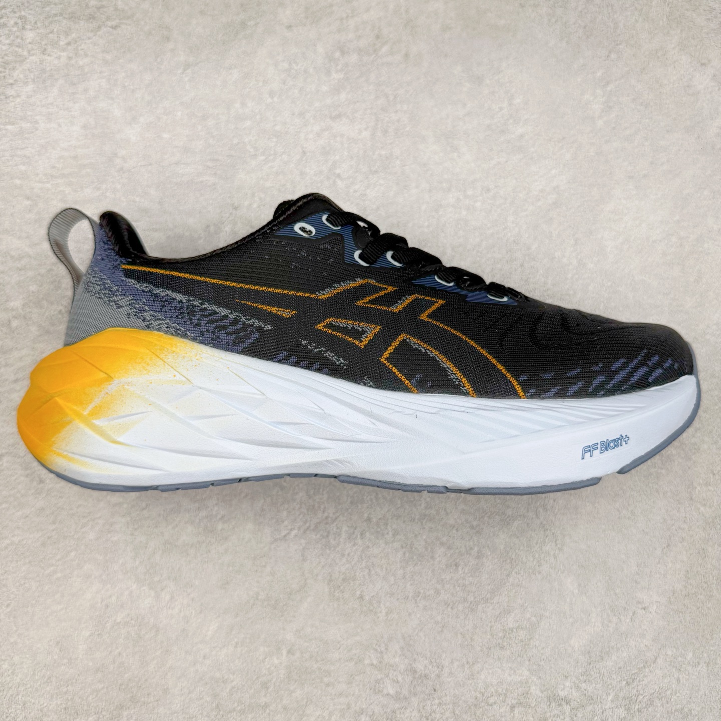 ＃特价福利 ASICS NOVABLAST 4 亚瑟士舒适缓震跑鞋 鞋面从NOVABLAST 3的工程网眼升级为一片式轻量编织设计 提升了跑鞋的透气性 并配备结构鞋舌 进一步提升透气性的同时减少鞋舌滑动 从而实现更好的包裹感 后跟结构也是亮点之一 不仅提升了稳定性 还能给跑者提供更强支撑 上脚舒适度非常明显 无论如何跑跳晃动 双脚都被包裹的非常服帖舒适 同时前脚掌有足够空间 中足又很贴合 后跟高度和弧度也都非常舒适 从NOVABLAST 4 采用全新FF BLAST PLUS ECO轻量高能回弹泡棉材料 这是一种超过20%的生物基可再生资源 在带给跑者更舒适体验同时助力减轻环境负担 值得关注的是NOVABLAST 4将成为该系列首款贴有CO2e标签的鞋款 以进一步严格贯彻ASICS亚瑟士的可持续发展理念 大底采用了低密度设计的AHAR LO 更大程度增强鞋款耐磨性 提升使用寿命 外底液采用了全新设计 其灵感来源于植物的斐波那契螺旋叶片图案 独特的几何纹路使新一代鞋款的外观更具标志性 中底和大底设计都是为了让跑者获得更大的能量反馈 更强的回弹性 在跑步过程中轻弹畅跑 看配置就能感受到NOVABLAST 4 的优势 高回弹、高缓震、且耐用的综合长跑训练鞋 尺码：36 37 38 39 39.5 40 40.5 41.5 42 42.5 43.5 44 45-选品中心