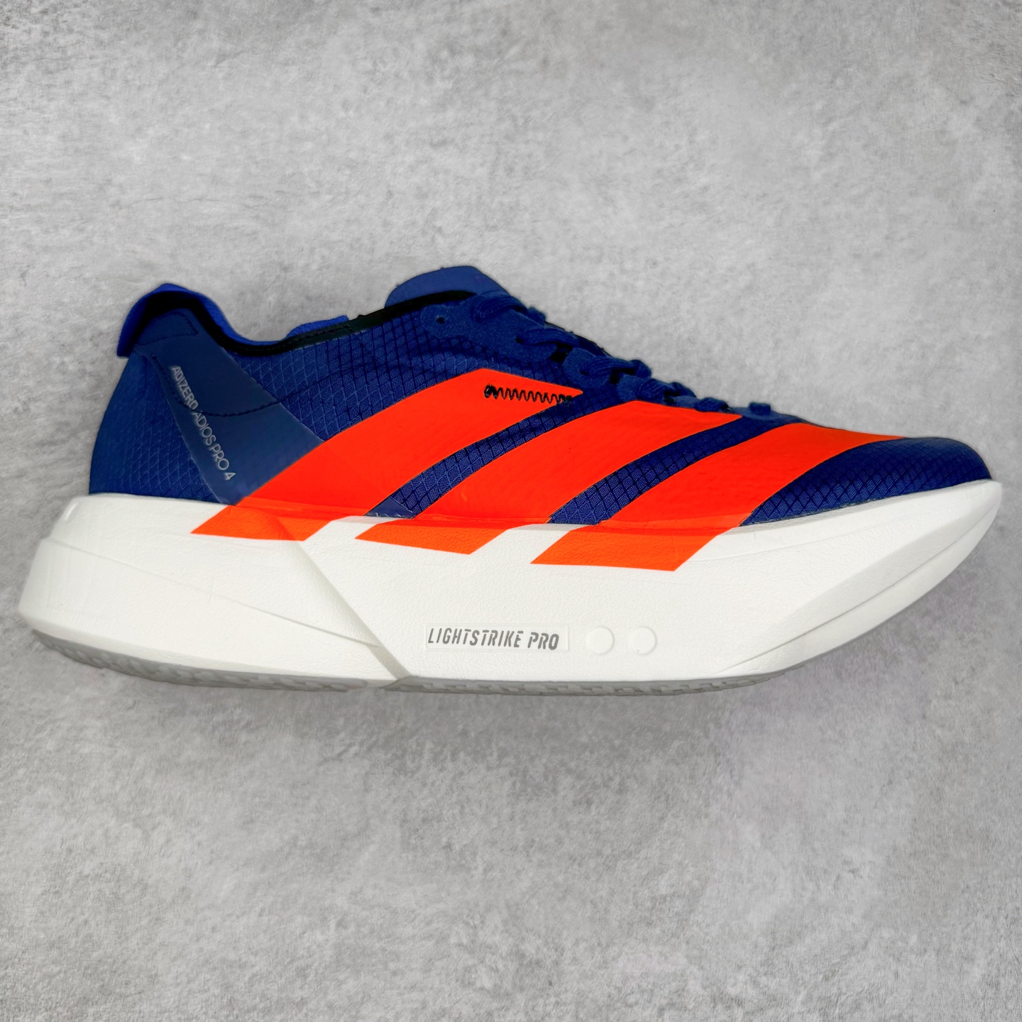 AD Adizero Adios Pro 4 马拉松竞速专业跑鞋 JR6370 CELERMESH针织网面非常轻薄 纤维间的缝隙很大 可以保证跑步时的透气、排汗效果 鞋舌直接与两侧的内衬和鞋底连接在一起 在跑步过程中不会被鞋舌的左右移动所困扰 在标准鞋带孔的基础上再拓宽一组鞋带孔 适合不同脚型的需求 突破性 EnergyRods 技术，有助于跑者实现更好的成绩 中底独特的LIGHTSTRIKE PRO泡棉材质 微弹感觉在跑步过程中给予了良好的支撑体验 对于顶级精英和高水平进阶跑者来说 ADIOS PRO是一双值得信赖的竞速比赛用鞋 尺码：36 36.5 37.5 38 38.5 39 40 40.5 41 42 42.5 43 44 44.5 45-选品中心