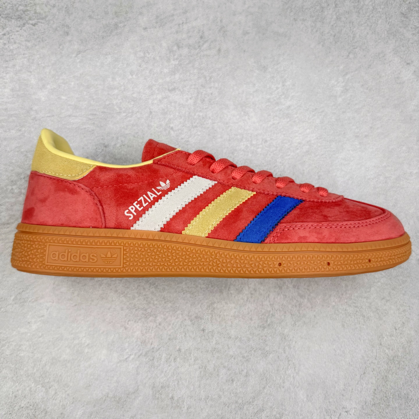 AD Originals Handball SPZL 手球运动员系列百搭休闲运动板鞋 IE1328 这款来自阿迪达斯的这款HANDBALL SPZL前身是一双手球运动鞋，这一次拿来复刻，所以鞋面的主要色彩选用了黑色， 鞋面外侧除了Spezial字母之外还有三叶草标志。Handball SPZL作为复古手球训练鞋与作为室内足球鞋的Samba有着异曲同工之处，但是质感更为出众的鞋身以及丰富的配色选择比起Samba来讲可以说是更胜一筹了！尺码：36 36⅔ 37⅓ 38 38⅔ 39⅓ 40 40⅔ 41⅓ 42 42⅔ 43⅓ 44 45-选品中心