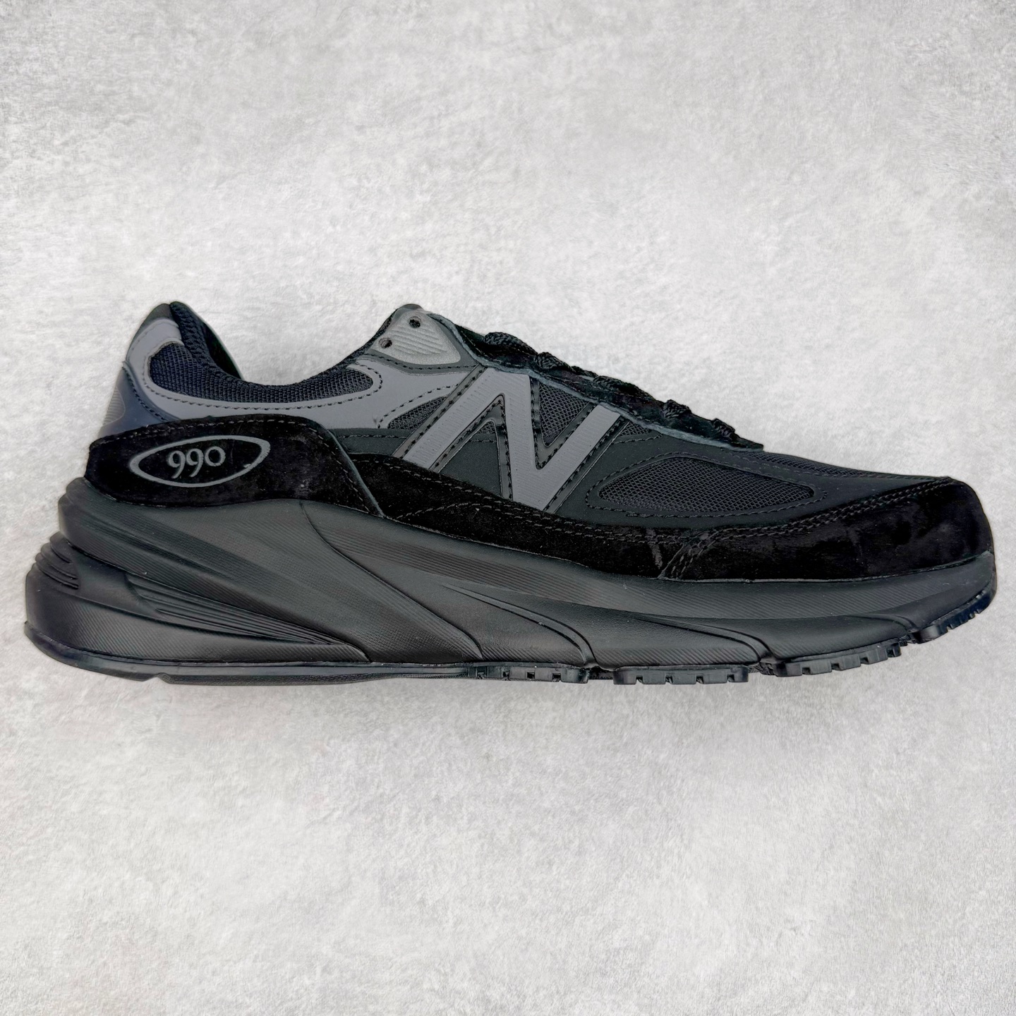 New Balance U990BB6 新百伦NB990V6 黑色 第六代总统复古慢跑鞋 这是一双极具现代感设计的复古跑鞋 990v6 鞋面大部分面积依旧采用麂皮和织物材质覆盖 从各种细节上看也还是有点 990v5 的影子 但相比 990v5 990v6 鞋面各种材质的拼接会更加复杂 这次 990v6 最大的改变相信大家应该也发现了 就是看上去貌似比 990v4 和 990v5 两代鞋款加起来还要厚的鞋底 其实这是 New Balance 首次采用的三重缓震组合鞋底 除了之前就有的 ABZORB 缓震科技和 ENCAP 中底 这次新加入了 FuelCell 缓震科技 看来舒适度和增高度 都要更上一层楼呀 990v6 的侧标 Logo 设计少见地没有印在绒面皮革上 而是置于网眼面料以及横跨鞋身的皮革织带之上 同时鞋舌上的标签设计并没有延用此前 990v4 和 990v5 采用的样式设计 而是采用了一种新的类似于三角徽章的设计 所以对于鞋款上的更新变化 既有延续经典的设计 也有创新性的改变 尺码：36 37 37.5 38 38.5 39 40 40.5 41.5 42 42.5 43 44 44.5 45-选品中心