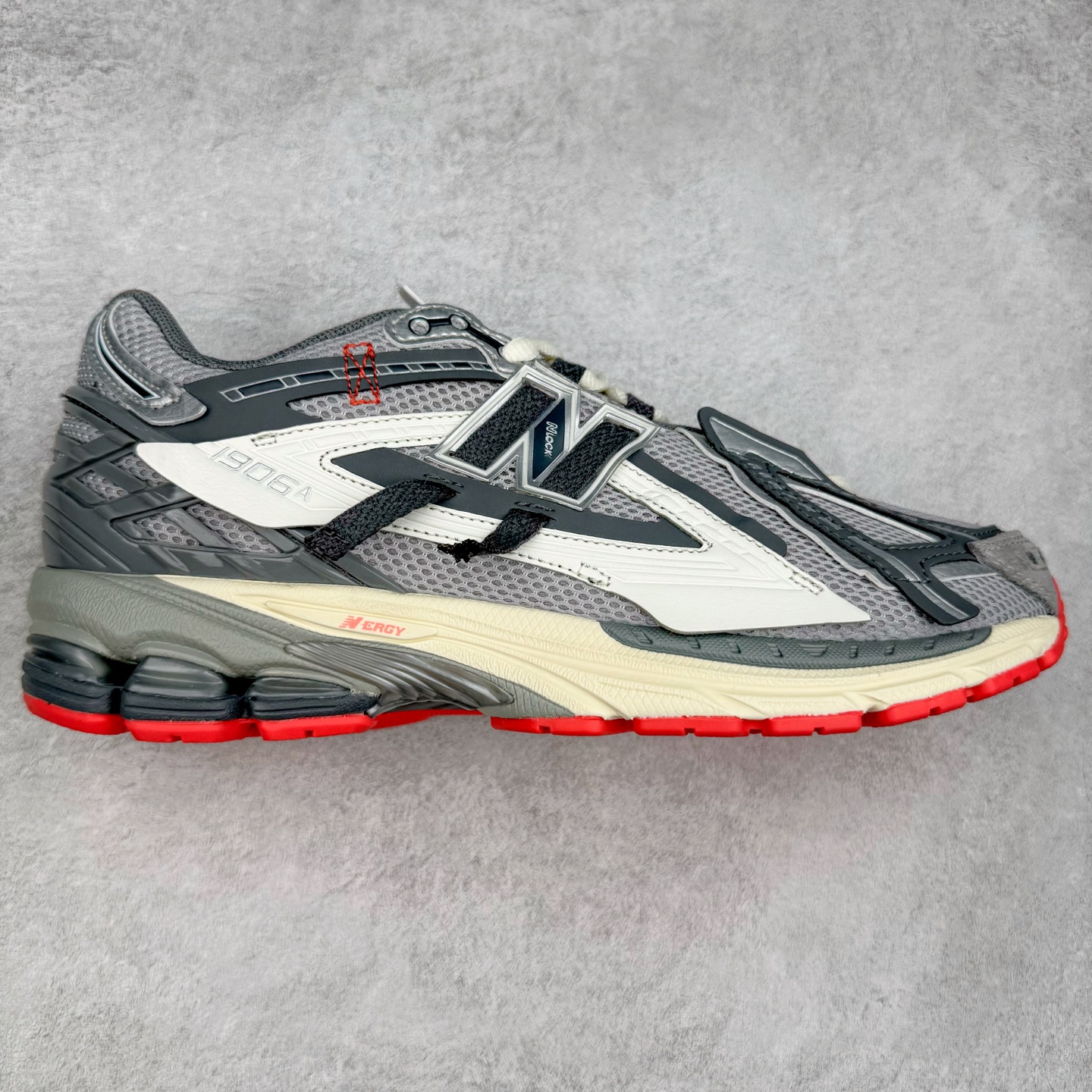 New Balance M1906R NB新百伦系列复古老爹风休闲运动慢跑鞋 日韩出口特供订单 全网最全配色 配套商长期套现长期补货 全新货品 正常出厂触屏不到的单价 超级跑量款 全套原楦原纸板原厂数据开发 进口三明治网面 原装进口翻毛皮料正确绒感卡色 正确中底拉帮中底网布细节 采用轻质牛剖革拼接透气网眼衬垫织物鞋面材质 T-Beam大底提供足步弓支撑 保持步态稳定 后跟搭载外露缓震胶 鞋身整体以各种深浅不一的灰色覆盖 鞋头以淡蓝色调装饰 网眼衬垫通过不规律的色块实现做旧的美感 泛黄的鞋底更是进一步增添了复古气息 尺码：36 37 37.5 38 38.5 39.5 40 40.5 41.5 42 42.5 43 44 45-选品中心