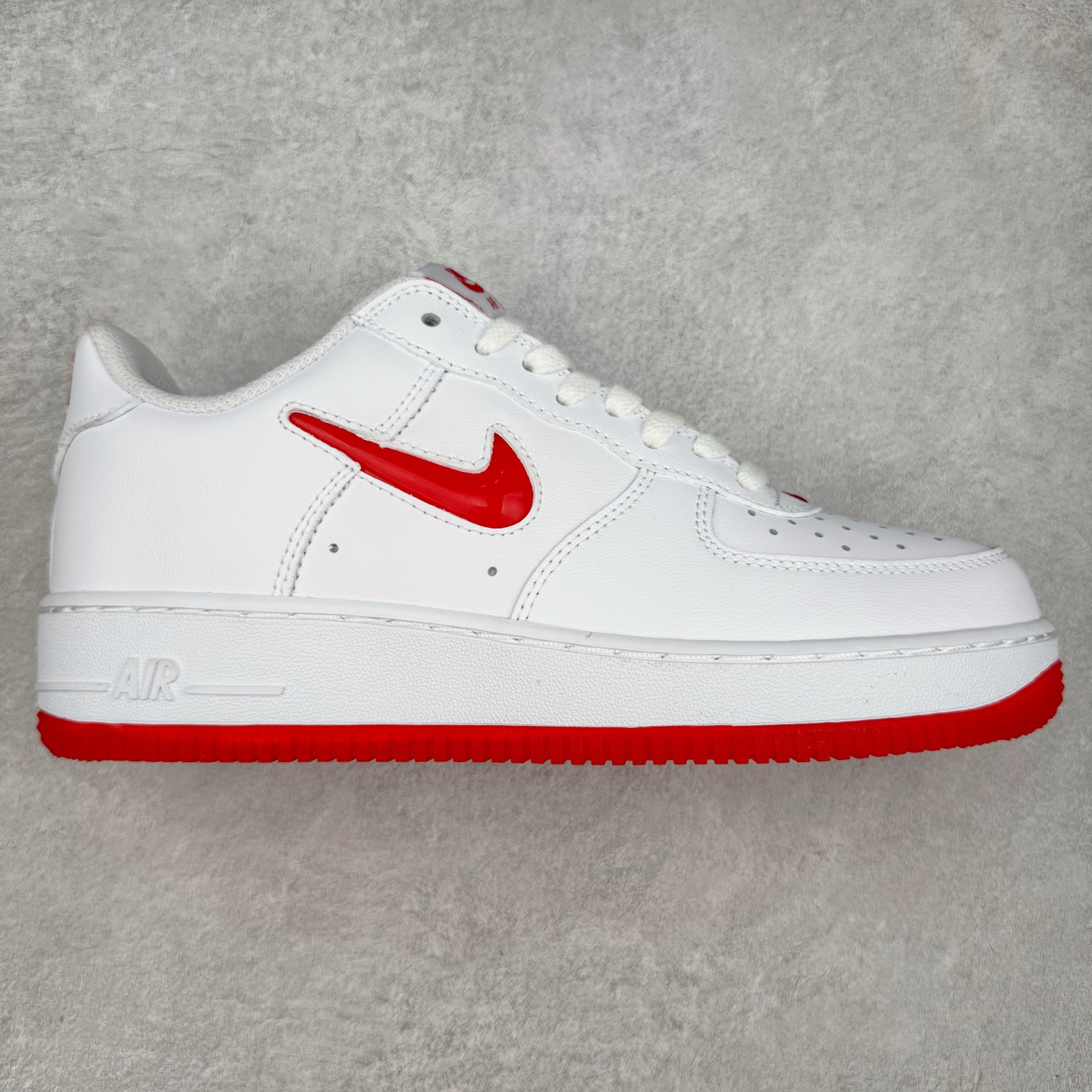 ＃XT纯原 NK Air Force 1´07 Low 空军一号低帮百搭休闲运动板鞋 FN5924-101 顶级批次 2022全新楦头鞋型 鱼鳞大底 历时开发三个月 清洁度完美 二维码鞋标 内置芯片及solo气垫 大底高度及其弧度依照正品 钢印 logo刺绣 鞋口弧度 鞋头长度 鞋面冲孔 鞋垫背胶及钢印 完美鞋型对比正品 每一处都是细节满满 柔软、弹性十足的缓震性能和出色的中底设计 横跨复古与现代的外型结合 造就出风靡全球 三十多年的Force 1 直到今天还深受青睐 实拍调校N版已经零色差零失真 百分百还原实物色彩所见即所得 不存在货不对板色差等低级问题 选购参考实物拍摄 不混卖不参货 只用心做好货严格选品 承诺混一赔十 尺码：36 36.5 37.5 38 38.5 39 40 40.5 41 42 42.5 43 44 44.5 45-选品中心