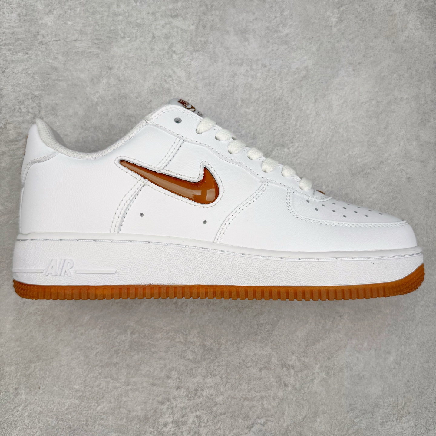 ＃XT纯原 NK Air Force 1´07 Low 空军一号低帮百搭休闲运动板鞋 FN5924-103 顶级批次 2022全新楦头鞋型 鱼鳞大底 历时开发三个月 清洁度完美 二维码鞋标 内置芯片及solo气垫 大底高度及其弧度依照正品 钢印 logo刺绣 鞋口弧度 鞋头长度 鞋面冲孔 鞋垫背胶及钢印 完美鞋型对比正品 每一处都是细节满满 柔软、弹性十足的缓震性能和出色的中底设计 横跨复古与现代的外型结合 造就出风靡全球 三十多年的Force 1 直到今天还深受青睐 实拍调校N版已经零色差零失真 百分百还原实物色彩所见即所得 不存在货不对板色差等低级问题 选购参考实物拍摄 不混卖不参货 只用心做好货严格选品 承诺混一赔十 尺码：36 36.5 37.5 38 38.5 39 40 40.5 41 42 42.5 43 44 44.5 45-选品中心