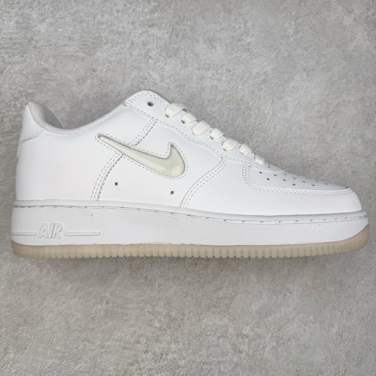 ＃XT纯原 NK Air Force 1´07 Low 空军一号低帮百搭休闲运动板鞋 FN5924-100 顶级批次 2022全新楦头鞋型 鱼鳞大底 历时开发三个月 清洁度完美 二维码鞋标 内置芯片及solo气垫 大底高度及其弧度依照正品 钢印 logo刺绣 鞋口弧度 鞋头长度 鞋面冲孔 鞋垫背胶及钢印 完美鞋型对比正品 每一处都是细节满满 柔软、弹性十足的缓震性能和出色的中底设计 横跨复古与现代的外型结合 造就出风靡全球 三十多年的Force 1 直到今天还深受青睐 实拍调校N版已经零色差零失真 百分百还原实物色彩所见即所得 不存在货不对板色差等低级问题 选购参考实物拍摄 不混卖不参货 只用心做好货严格选品 承诺混一赔十 尺码：36 36.5 37.5 38 38.5 39 40 40.5 41 42 42.5 43 44 44.5 45-选品中心