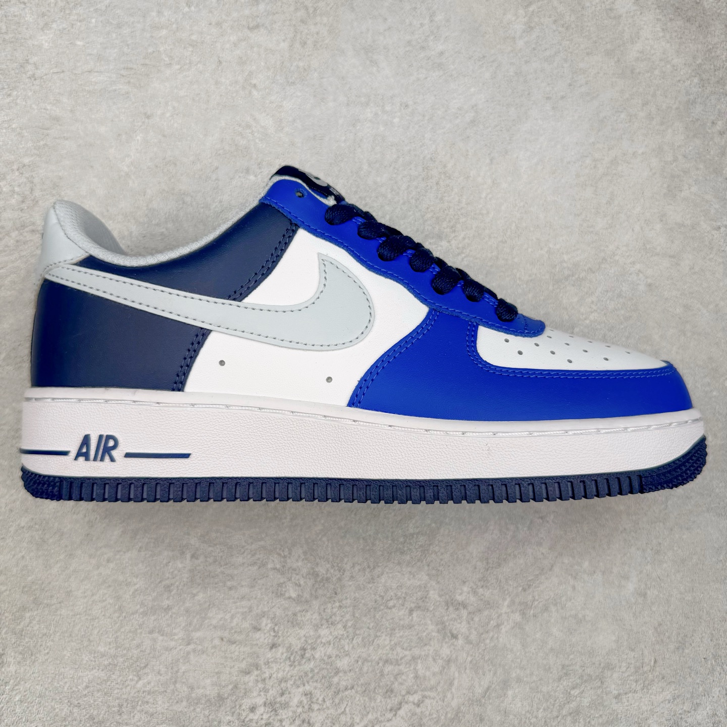 ＃XT纯原 NK Air Force 1´07 Low 空军一号低帮百搭休闲运动板鞋 FQ8825-100 顶级批次 2022全新楦头鞋型 鱼鳞大底 历时开发三个月 清洁度完美 二维码鞋标 内置芯片及solo气垫 大底高度及其弧度依照正品 钢印 logo刺绣 鞋口弧度 鞋头长度 鞋面冲孔 鞋垫背胶及钢印 完美鞋型对比正品 每一处都是细节满满 柔软、弹性十足的缓震性能和出色的中底设计 横跨复古与现代的外型结合 造就出风靡全球 三十多年的Force 1 直到今天还深受青睐 实拍调校N版已经零色差零失真 百分百还原实物色彩所见即所得 不存在货不对板色差等低级问题 选购参考实物拍摄 不混卖不参货 只用心做好货严格选品 承诺混一赔十 尺码：36 36.5 37.5 38 38.5 39 40 40.5 41 42 42.5 43 44 44.5 45-选品中心