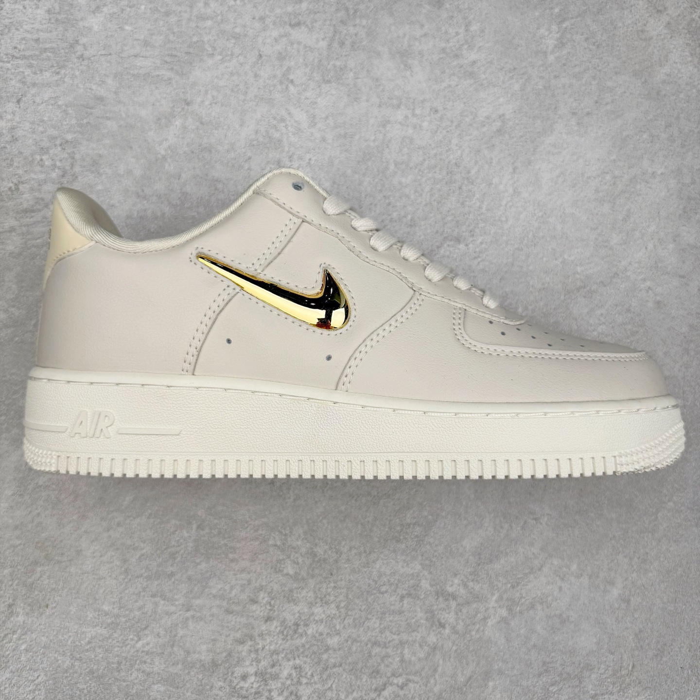 ＃XT纯原 NK Air Force 1´07 Low 空军一号低帮百搭休闲运动板鞋 AO3814-001 顶级批次 2022全新楦头鞋型 鱼鳞大底 历时开发三个月 清洁度完美 二维码鞋标 内置芯片及solo气垫 大底高度及其弧度依照正品 钢印 logo刺绣 鞋口弧度 鞋头长度 鞋面冲孔 鞋垫背胶及钢印 完美鞋型对比正品 每一处都是细节满满 柔软、弹性十足的缓震性能和出色的中底设计 横跨复古与现代的外型结合 造就出风靡全球 三十多年的Force 1 直到今天还深受青睐 实拍调校N版已经零色差零失真 百分百还原实物色彩所见即所得 不存在货不对板色差等低级问题 选购参考实物拍摄 不混卖不参货 只用心做好货严格选品 承诺混一赔十 尺码：36 36.5 37.5 38 38.5 39 40 40.5 41 42 42.5 43 44 44.5 45-选品中心