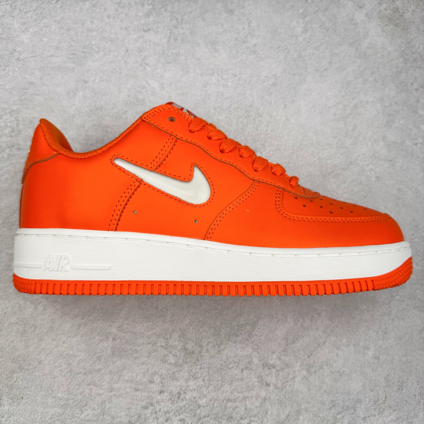 ＃XT纯原 NK Air Force 1´07 Low 空军一号低帮百搭休闲运动板鞋 FJ1044-800 顶级批次 2022全新楦头鞋型 鱼鳞大底 历时开发三个月 清洁度完美 二维码鞋标 内置芯片及solo气垫 大底高度及其弧度依照正品 钢印 logo刺绣 鞋口弧度 鞋头长度 鞋面冲孔 鞋垫背胶及钢印 完美鞋型对比正品 每一处都是细节满满 柔软、弹性十足的缓震性能和出色的中底设计 横跨复古与现代的外型结合 造就出风靡全球 三十多年的Force 1 直到今天还深受青睐 实拍调校N版已经零色差零失真 百分百还原实物色彩所见即所得 不存在货不对板色差等低级问题 选购参考实物拍摄 不混卖不参货 只用心做好货严格选品 承诺混一赔十 尺码：36 36.5 37.5 38 38.5 39 40 40.5 41 42 42.5 43 44 44.5 45-选品中心