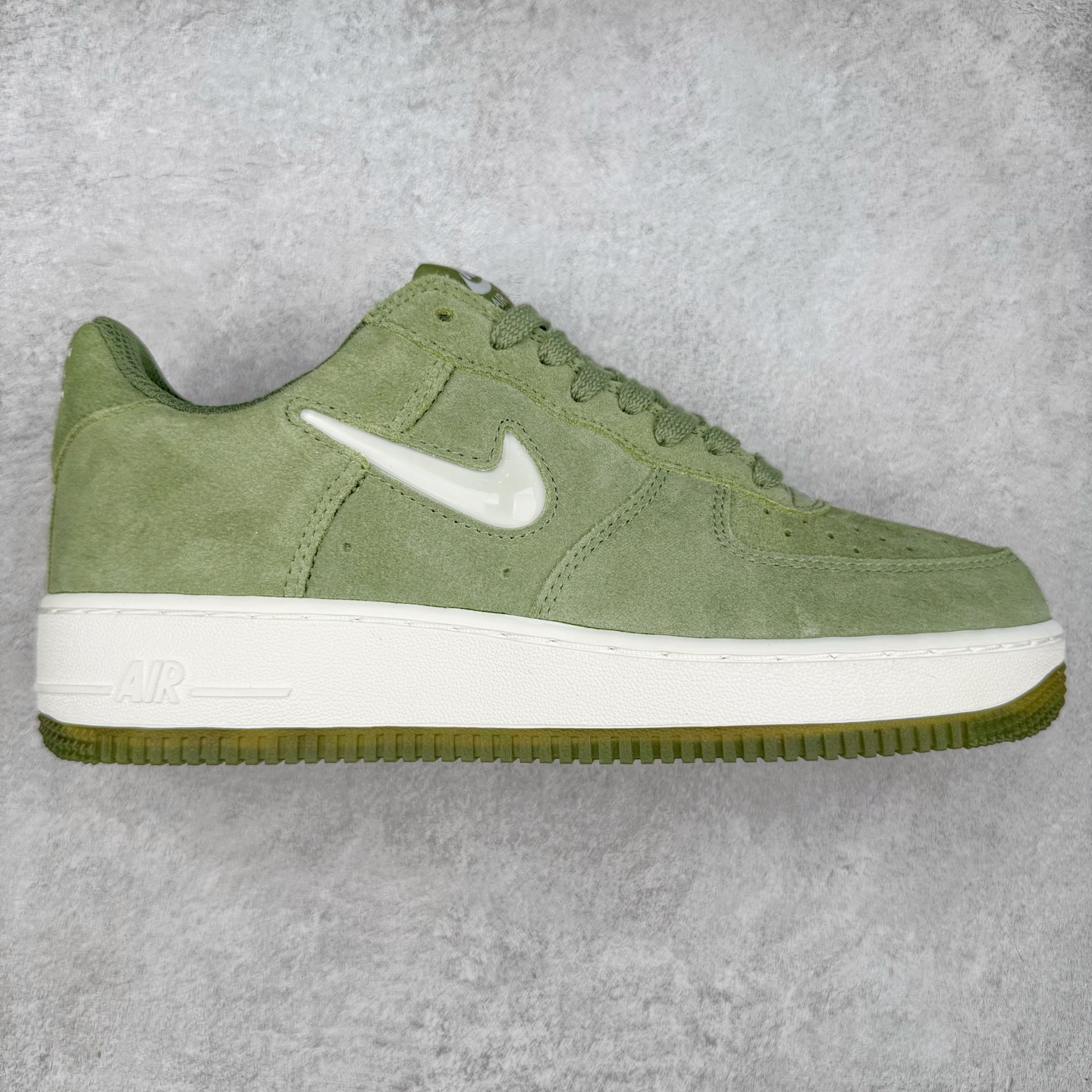 ＃XT纯原 NK Air Force 1´07 Low 空军一号低帮百搭休闲运动板鞋 DV0785-300 顶级批次 2022全新楦头鞋型 鱼鳞大底 历时开发三个月 清洁度完美 二维码鞋标 内置芯片及solo气垫 大底高度及其弧度依照正品 钢印 logo刺绣 鞋口弧度 鞋头长度 鞋面冲孔 鞋垫背胶及钢印 完美鞋型对比正品 每一处都是细节满满 柔软、弹性十足的缓震性能和出色的中底设计 横跨复古与现代的外型结合 造就出风靡全球 三十多年的Force 1 直到今天还深受青睐 实拍调校N版已经零色差零失真 百分百还原实物色彩所见即所得 不存在货不对板色差等低级问题 选购参考实物拍摄 不混卖不参货 只用心做好货严格选品 承诺混一赔十 尺码：36 36.5 37.5 38 38.5 39 40 40.5 41 42 42.5 43 44 44.5 45-选品中心