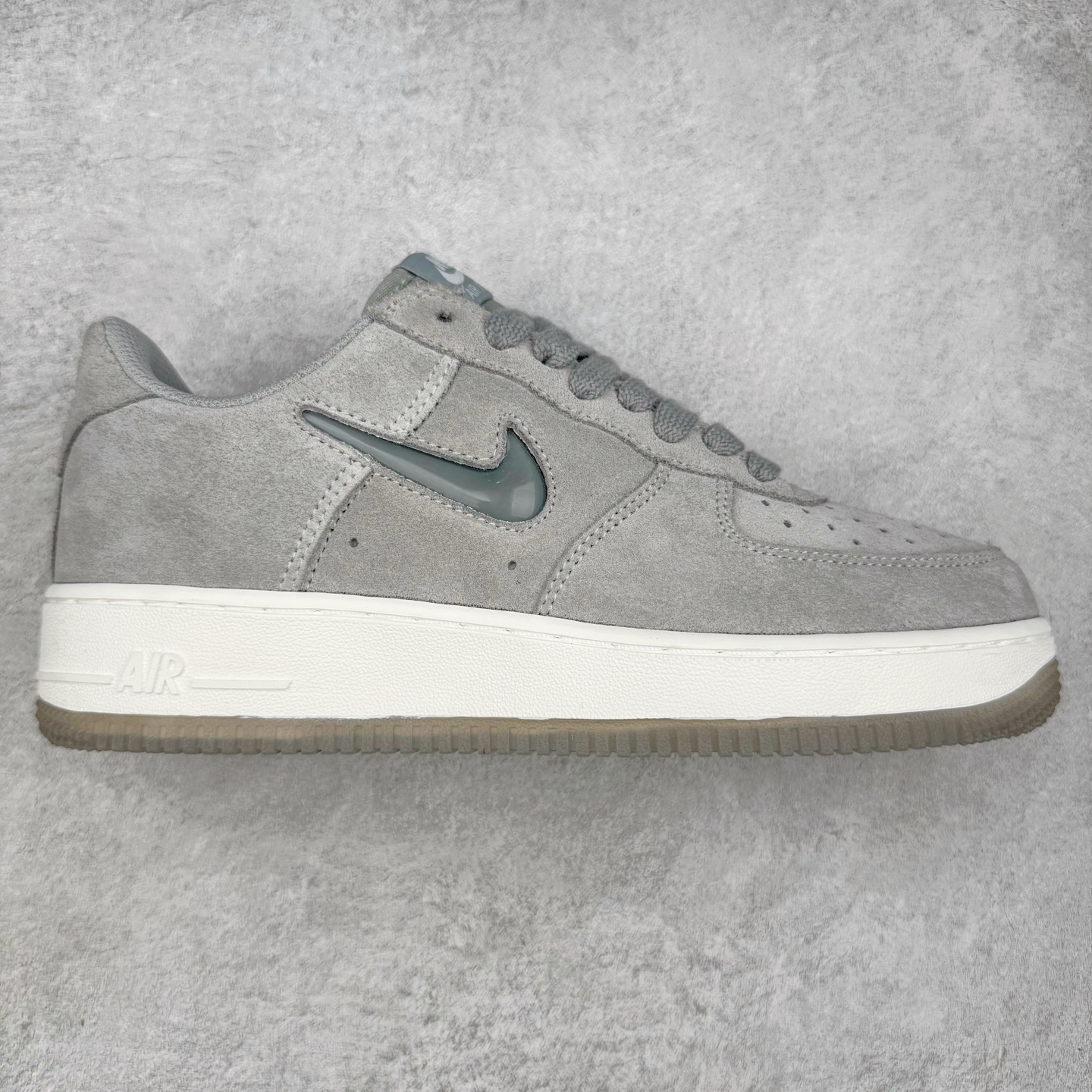 ＃XT纯原 NK Air Force 1´07 Low 空军一号低帮百搭休闲运动板鞋 DV0785-003 顶级批次 2022全新楦头鞋型 鱼鳞大底 历时开发三个月 清洁度完美 二维码鞋标 内置芯片及solo气垫 大底高度及其弧度依照正品 钢印 logo刺绣 鞋口弧度 鞋头长度 鞋面冲孔 鞋垫背胶及钢印 完美鞋型对比正品 每一处都是细节满满 柔软、弹性十足的缓震性能和出色的中底设计 横跨复古与现代的外型结合 造就出风靡全球 三十多年的Force 1 直到今天还深受青睐 实拍调校N版已经零色差零失真 百分百还原实物色彩所见即所得 不存在货不对板色差等低级问题 选购参考实物拍摄 不混卖不参货 只用心做好货严格选品 承诺混一赔十 尺码：36 36.5 37.5 38 38.5 39 40 40.5 41 42 42.5 43 44 44.5 45-选品中心