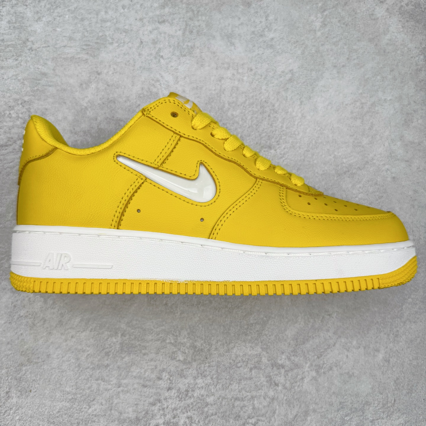 ＃XT纯原 NK Air Force 1´07 Low 空军一号低帮百搭休闲运动板鞋 FJ1044-700 顶级批次 2022全新楦头鞋型 鱼鳞大底 历时开发三个月 清洁度完美 二维码鞋标 内置芯片及solo气垫 大底高度及其弧度依照正品 钢印 logo刺绣 鞋口弧度 鞋头长度 鞋面冲孔 鞋垫背胶及钢印 完美鞋型对比正品 每一处都是细节满满 柔软、弹性十足的缓震性能和出色的中底设计 横跨复古与现代的外型结合 造就出风靡全球 三十多年的Force 1 直到今天还深受青睐 实拍调校N版已经零色差零失真 百分百还原实物色彩所见即所得 不存在货不对板色差等低级问题 选购参考实物拍摄 不混卖不参货 只用心做好货严格选品 承诺混一赔十 尺码：36 36.5 37.5 38 38.5 39 40 40.5 41 42 42.5 43 44 44.5 45-选品中心