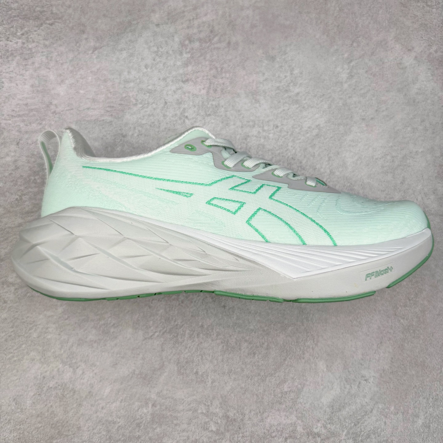 图片[2]-＃特价福利 ASICS NOVABLAST 4 亚瑟士舒适缓震跑鞋 鞋面从NOVABLAST 3的工程网眼升级为一片式轻量编织设计 提升了跑鞋的透气性 并配备结构鞋舌 进一步提升透气性的同时减少鞋舌滑动 从而实现更好的包裹感 后跟结构也是亮点之一 不仅提升了稳定性 还能给跑者提供更强支撑 上脚舒适度非常明显 无论如何跑跳晃动 双脚都被包裹的非常服帖舒适 同时前脚掌有足够空间 中足又很贴合 后跟高度和弧度也都非常舒适 从NOVABLAST 4 采用全新FF BLAST PLUS ECO轻量高能回弹泡棉材料 这是一种超过20%的生物基可再生资源 在带给跑者更舒适体验同时助力减轻环境负担 值得关注的是NOVABLAST 4将成为该系列首款贴有CO2e标签的鞋款 以进一步严格贯彻ASICS亚瑟士的可持续发展理念 大底采用了低密度设计的AHAR LO 更大程度增强鞋款耐磨性 提升使用寿命 外底液采用了全新设计 其灵感来源于植物的斐波那契螺旋叶片图案 独特的几何纹路使新一代鞋款的外观更具标志性 中底和大底设计都是为了让跑者获得更大的能量反馈 更强的回弹性 在跑步过程中轻弹畅跑 看配置就能感受到NOVABLAST 4 的优势 高回弹、高缓震、且耐用的综合长跑训练鞋 尺码：36 37 38 39 39.5 40 40.5 41.5 42 42.5 43.5 44 45-选品中心