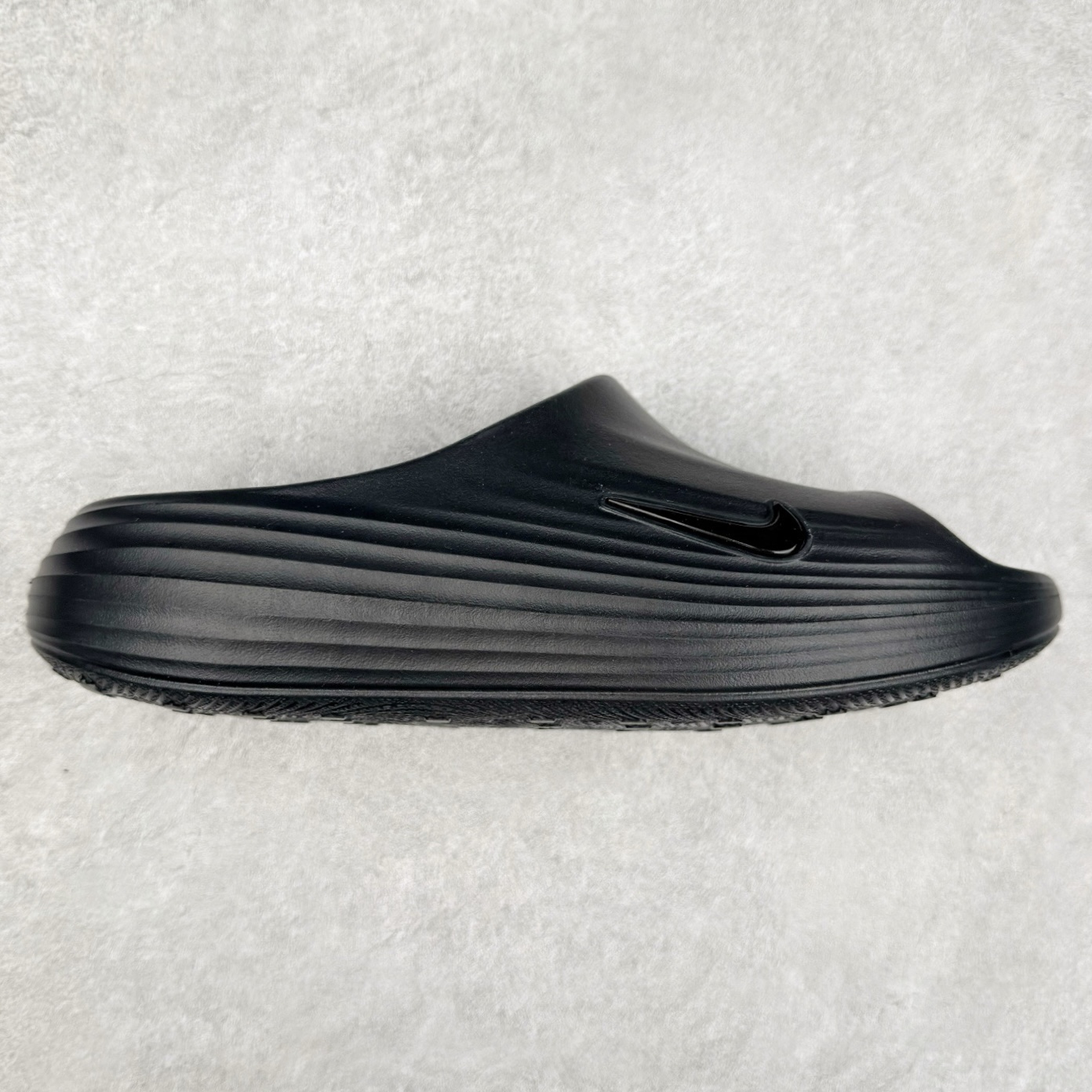 NK ReactX Rejuven8 简约舒适百搭拖鞋 从名字就能看出,这款鞋搭载了React X缓震科技,保证了舒适的脚感和轻盈的穿着体验。设计上,这双鞋采用了近几年非常流行的洞洞鞋风格,但特别之处在于加入了波浪纹路细节,让整个鞋型看起来更有立体感,视觉上也增添了几分现代感。尺码:36 36.5 37.5 38 38.5 39 40 40.5 41 42 42.5 43 44 44.5 45-选品中心