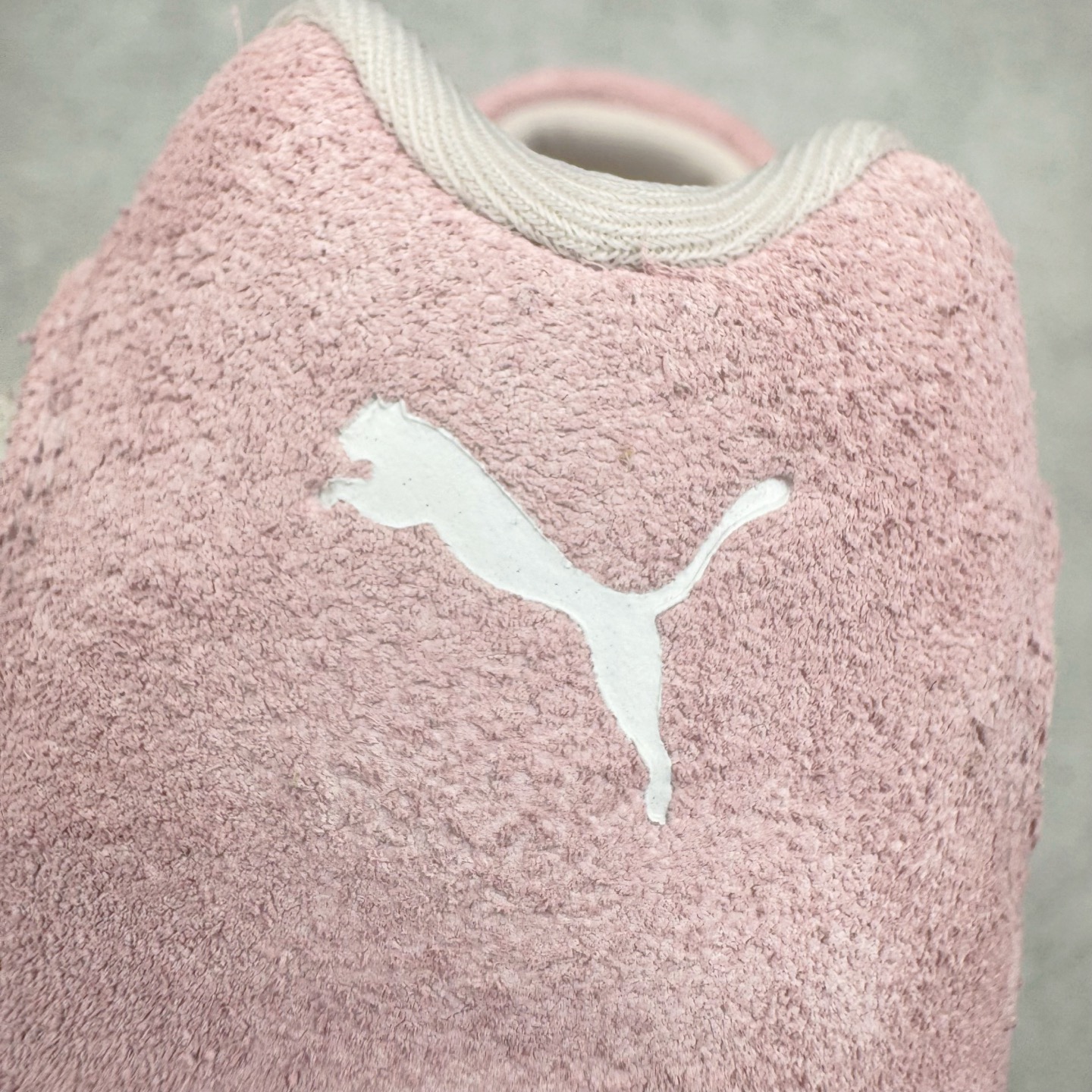 图片[13]-＃CS纯原 PUMA Speedca OG 彪马极速赛车系列低帮德训风拼接复古百搭休闲运动赛车鞋 鞋款从80、90年代赛车手所穿的防火赛车鞋为原型，鞋身线条模仿了赛车的流线廓形，体现了空气动力学原理的结构。简约流畅的外观，恰好又和贯穿其中的Formstrip Logo融合恰到好处，视觉上细节丰富且协调。本次Speedcat OG鞋款归来，最大看点自然式保留了窄版鞋型以及薄底构造。这两年各品牌鞋底越做越厚，Speedcat反其道而行之，上脚几乎无鞋底的效果带来耳目一新的视觉体验。鞋面依旧是以质感细腻的麂皮材质打造，并且大面积近乎全包裹的使用，复古味道也愈发浓烈。配色上更是将最原始的黑色和红色带回，向F1赛车队的标志性队服致敬。相信让各位一眼种草的更多是出挑的大红色，上脚即可瞬间点亮整体造型，在以球鞋为核心的OOTD中脱颖而出。而另一款黑色则是低调的万金油，彰显新潮个性的同时又不喧宾夺主，也是热爱简约系穿搭朋友的首选。 尺码：36 37 37.5 38 38.5 39 40 40.5 41 42 42.5 43 44 44.5 45 46-选品中心