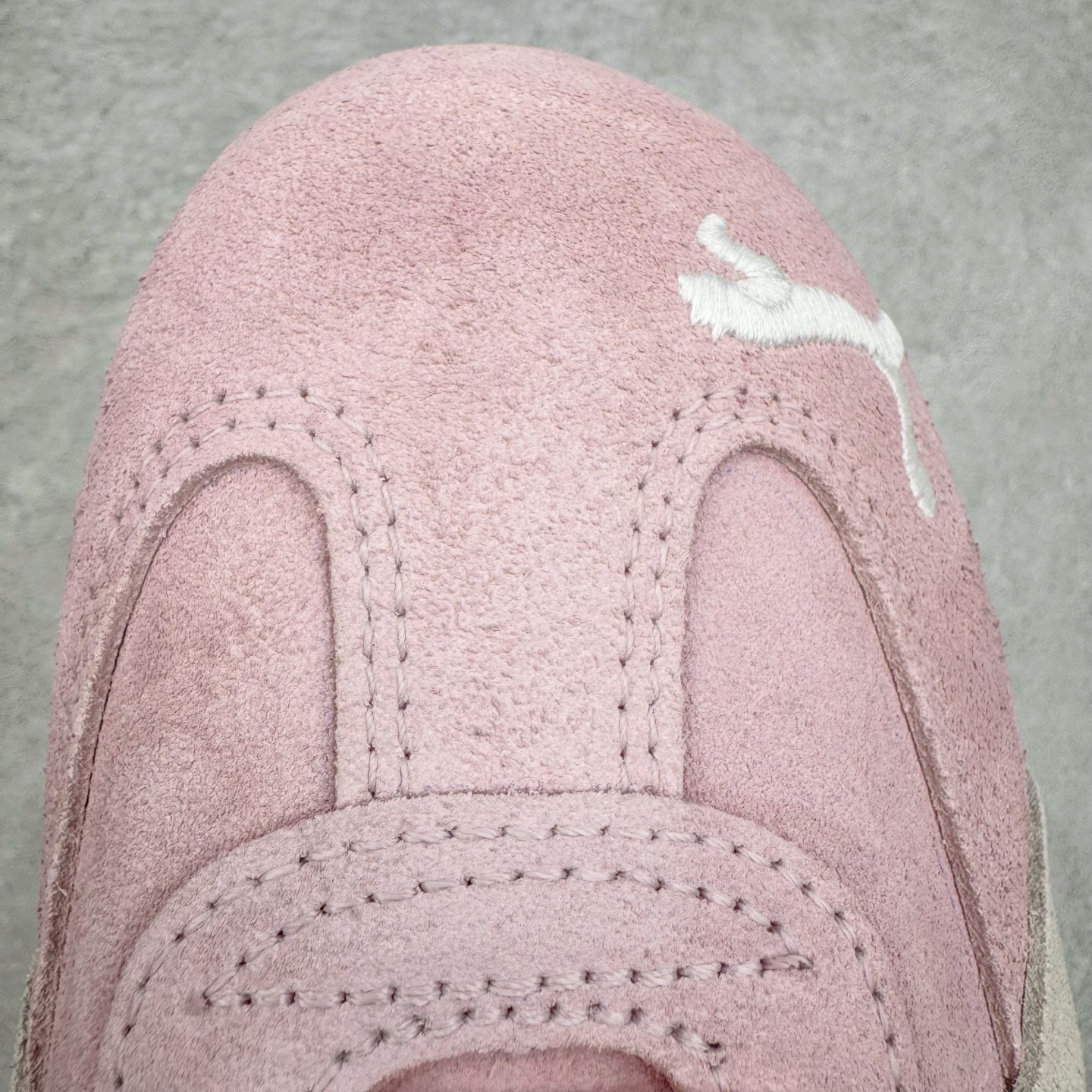 图片[16]-＃CS纯原 PUMA Speedca OG 彪马极速赛车系列低帮德训风拼接复古百搭休闲运动赛车鞋 鞋款从80、90年代赛车手所穿的防火赛车鞋为原型，鞋身线条模仿了赛车的流线廓形，体现了空气动力学原理的结构。简约流畅的外观，恰好又和贯穿其中的Formstrip Logo融合恰到好处，视觉上细节丰富且协调。本次Speedcat OG鞋款归来，最大看点自然式保留了窄版鞋型以及薄底构造。这两年各品牌鞋底越做越厚，Speedcat反其道而行之，上脚几乎无鞋底的效果带来耳目一新的视觉体验。鞋面依旧是以质感细腻的麂皮材质打造，并且大面积近乎全包裹的使用，复古味道也愈发浓烈。配色上更是将最原始的黑色和红色带回，向F1赛车队的标志性队服致敬。相信让各位一眼种草的更多是出挑的大红色，上脚即可瞬间点亮整体造型，在以球鞋为核心的OOTD中脱颖而出。而另一款黑色则是低调的万金油，彰显新潮个性的同时又不喧宾夺主，也是热爱简约系穿搭朋友的首选。 尺码：36 37 37.5 38 38.5 39 40 40.5 41 42 42.5 43 44 44.5 45 46-选品中心