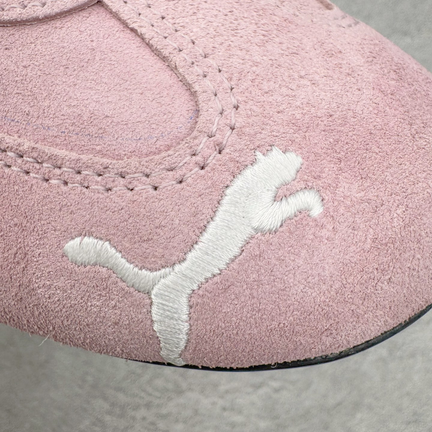 图片[15]-＃CS纯原 PUMA Speedca OG 彪马极速赛车系列低帮德训风拼接复古百搭休闲运动赛车鞋 鞋款从80、90年代赛车手所穿的防火赛车鞋为原型，鞋身线条模仿了赛车的流线廓形，体现了空气动力学原理的结构。简约流畅的外观，恰好又和贯穿其中的Formstrip Logo融合恰到好处，视觉上细节丰富且协调。本次Speedcat OG鞋款归来，最大看点自然式保留了窄版鞋型以及薄底构造。这两年各品牌鞋底越做越厚，Speedcat反其道而行之，上脚几乎无鞋底的效果带来耳目一新的视觉体验。鞋面依旧是以质感细腻的麂皮材质打造，并且大面积近乎全包裹的使用，复古味道也愈发浓烈。配色上更是将最原始的黑色和红色带回，向F1赛车队的标志性队服致敬。相信让各位一眼种草的更多是出挑的大红色，上脚即可瞬间点亮整体造型，在以球鞋为核心的OOTD中脱颖而出。而另一款黑色则是低调的万金油，彰显新潮个性的同时又不喧宾夺主，也是热爱简约系穿搭朋友的首选。 尺码：36 37 37.5 38 38.5 39 40 40.5 41 42 42.5 43 44 44.5 45 46-选品中心