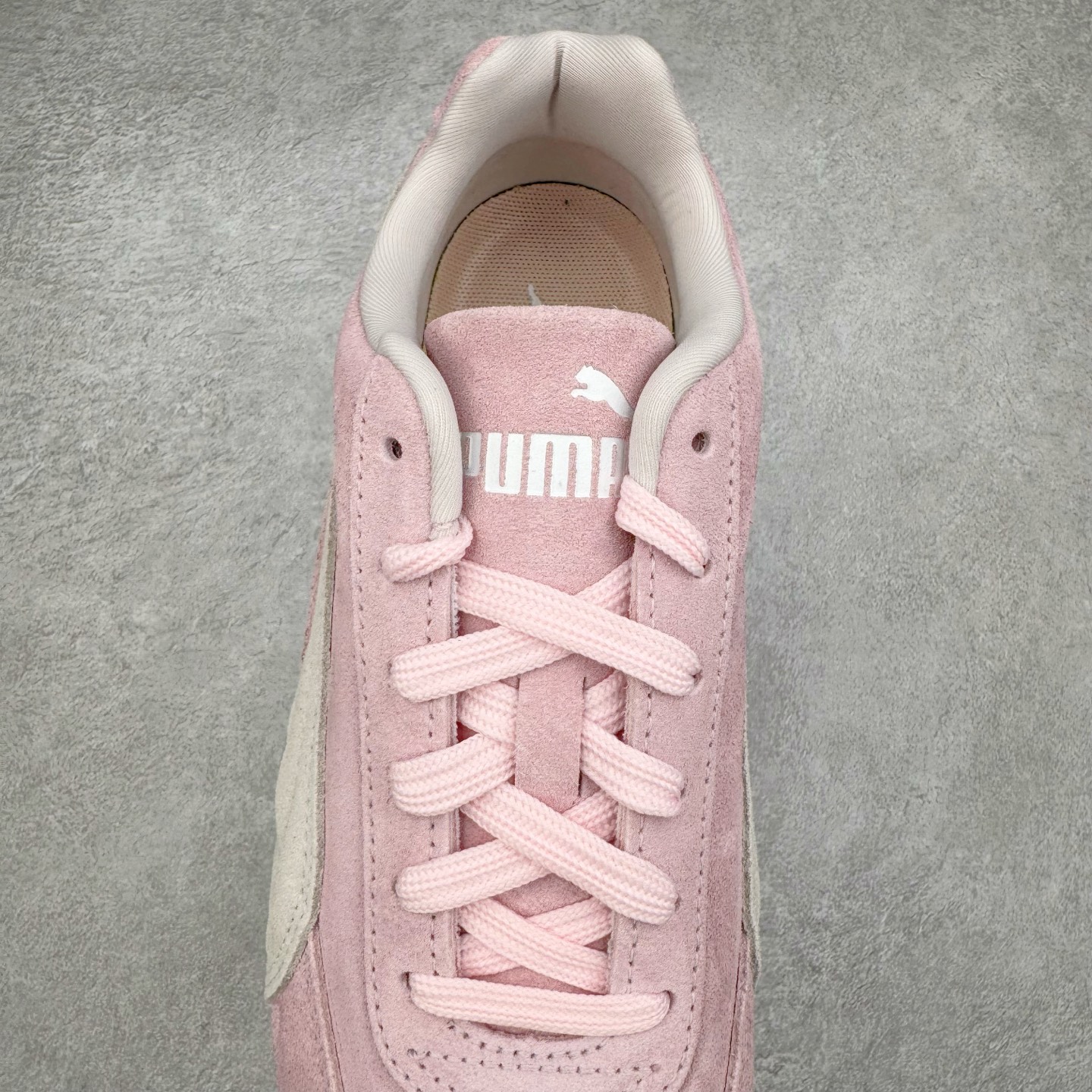 图片[5]-＃CS纯原 PUMA Speedca OG 彪马极速赛车系列低帮德训风拼接复古百搭休闲运动赛车鞋 鞋款从80、90年代赛车手所穿的防火赛车鞋为原型，鞋身线条模仿了赛车的流线廓形，体现了空气动力学原理的结构。简约流畅的外观，恰好又和贯穿其中的Formstrip Logo融合恰到好处，视觉上细节丰富且协调。本次Speedcat OG鞋款归来，最大看点自然式保留了窄版鞋型以及薄底构造。这两年各品牌鞋底越做越厚，Speedcat反其道而行之，上脚几乎无鞋底的效果带来耳目一新的视觉体验。鞋面依旧是以质感细腻的麂皮材质打造，并且大面积近乎全包裹的使用，复古味道也愈发浓烈。配色上更是将最原始的黑色和红色带回，向F1赛车队的标志性队服致敬。相信让各位一眼种草的更多是出挑的大红色，上脚即可瞬间点亮整体造型，在以球鞋为核心的OOTD中脱颖而出。而另一款黑色则是低调的万金油，彰显新潮个性的同时又不喧宾夺主，也是热爱简约系穿搭朋友的首选。 尺码：36 37 37.5 38 38.5 39 40 40.5 41 42 42.5 43 44 44.5 45 46-选品中心