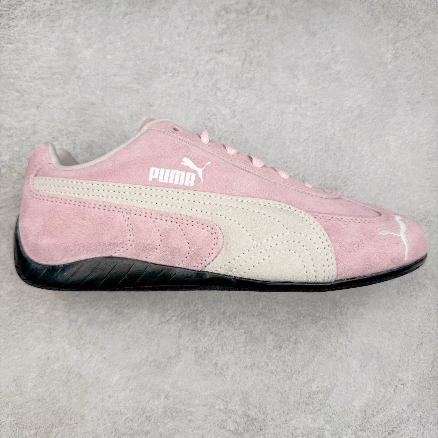 ＃CS纯原 PUMA Speedca OG 彪马极速赛车系列低帮德训风拼接复古百搭休闲运动赛车鞋 鞋款从80、90年代赛车手所穿的防火赛车鞋为原型，鞋身线条模仿了赛车的流线廓形，体现了空气动力学原理的结构。简约流畅的外观，恰好又和贯穿其中的Formstrip Logo融合恰到好处，视觉上细节丰富且协调。本次Speedcat OG鞋款归来，最大看点自然式保留了窄版鞋型以及薄底构造。这两年各品牌鞋底越做越厚，Speedcat反其道而行之，上脚几乎无鞋底的效果带来耳目一新的视觉体验。鞋面依旧是以质感细腻的麂皮材质打造，并且大面积近乎全包裹的使用，复古味道也愈发浓烈。配色上更是将最原始的黑色和红色带回，向F1赛车队的标志性队服致敬。相信让各位一眼种草的更多是出挑的大红色，上脚即可瞬间点亮整体造型，在以球鞋为核心的OOTD中脱颖而出。而另一款黑色则是低调的万金油，彰显新潮个性的同时又不喧宾夺主，也是热爱简约系穿搭朋友的首选。 尺码：36 37 37.5 38 38.5 39 40 40.5 41 42 42.5 43 44 44.5 45 46-选品中心