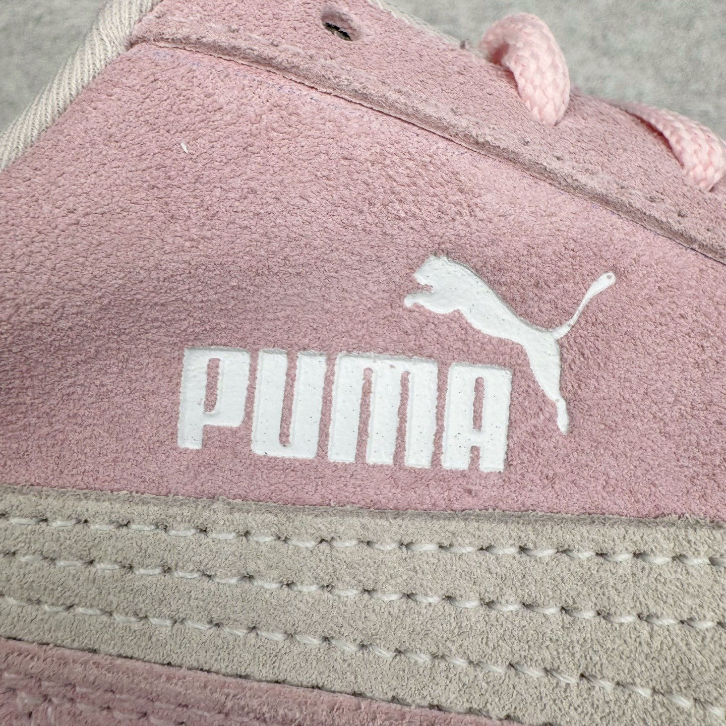 图片[18]-＃CS纯原 PUMA Speedca OG 彪马极速赛车系列低帮德训风拼接复古百搭休闲运动赛车鞋 鞋款从80、90年代赛车手所穿的防火赛车鞋为原型，鞋身线条模仿了赛车的流线廓形，体现了空气动力学原理的结构。简约流畅的外观，恰好又和贯穿其中的Formstrip Logo融合恰到好处，视觉上细节丰富且协调。本次Speedcat OG鞋款归来，最大看点自然式保留了窄版鞋型以及薄底构造。这两年各品牌鞋底越做越厚，Speedcat反其道而行之，上脚几乎无鞋底的效果带来耳目一新的视觉体验。鞋面依旧是以质感细腻的麂皮材质打造，并且大面积近乎全包裹的使用，复古味道也愈发浓烈。配色上更是将最原始的黑色和红色带回，向F1赛车队的标志性队服致敬。相信让各位一眼种草的更多是出挑的大红色，上脚即可瞬间点亮整体造型，在以球鞋为核心的OOTD中脱颖而出。而另一款黑色则是低调的万金油，彰显新潮个性的同时又不喧宾夺主，也是热爱简约系穿搭朋友的首选。 尺码：36 37 37.5 38 38.5 39 40 40.5 41 42 42.5 43 44 44.5 45 46-选品中心