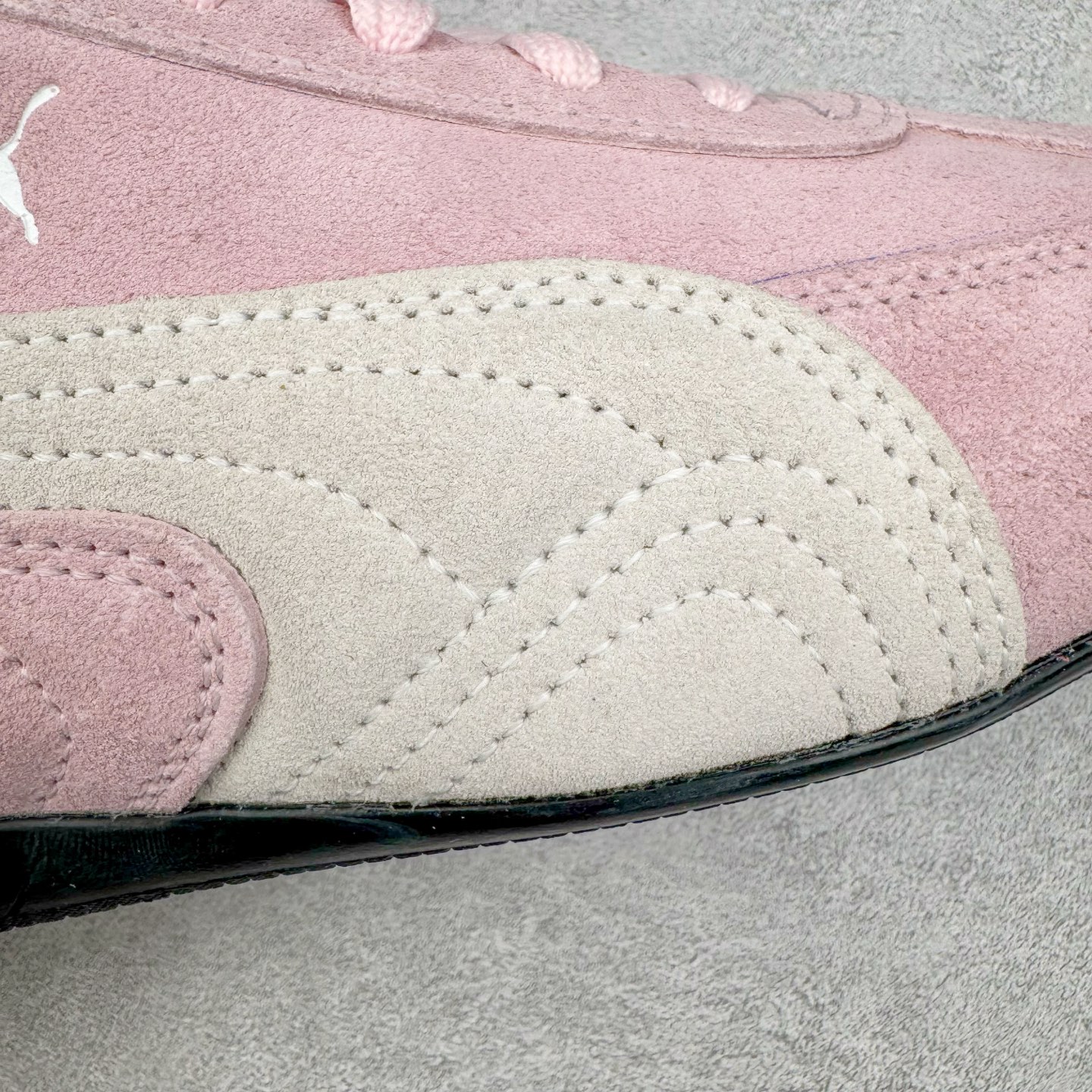 图片[17]-＃CS纯原 PUMA Speedca OG 彪马极速赛车系列低帮德训风拼接复古百搭休闲运动赛车鞋 鞋款从80、90年代赛车手所穿的防火赛车鞋为原型，鞋身线条模仿了赛车的流线廓形，体现了空气动力学原理的结构。简约流畅的外观，恰好又和贯穿其中的Formstrip Logo融合恰到好处，视觉上细节丰富且协调。本次Speedcat OG鞋款归来，最大看点自然式保留了窄版鞋型以及薄底构造。这两年各品牌鞋底越做越厚，Speedcat反其道而行之，上脚几乎无鞋底的效果带来耳目一新的视觉体验。鞋面依旧是以质感细腻的麂皮材质打造，并且大面积近乎全包裹的使用，复古味道也愈发浓烈。配色上更是将最原始的黑色和红色带回，向F1赛车队的标志性队服致敬。相信让各位一眼种草的更多是出挑的大红色，上脚即可瞬间点亮整体造型，在以球鞋为核心的OOTD中脱颖而出。而另一款黑色则是低调的万金油，彰显新潮个性的同时又不喧宾夺主，也是热爱简约系穿搭朋友的首选。 尺码：36 37 37.5 38 38.5 39 40 40.5 41 42 42.5 43 44 44.5 45 46-选品中心