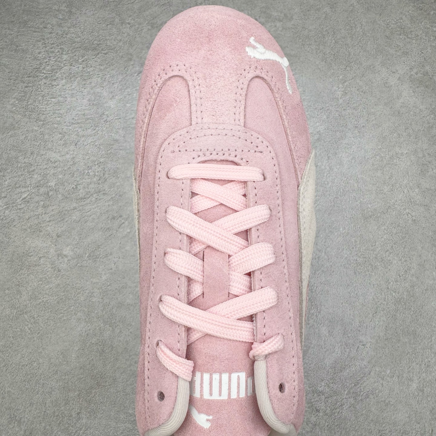 图片[4]-＃CS纯原 PUMA Speedca OG 彪马极速赛车系列低帮德训风拼接复古百搭休闲运动赛车鞋 鞋款从80、90年代赛车手所穿的防火赛车鞋为原型，鞋身线条模仿了赛车的流线廓形，体现了空气动力学原理的结构。简约流畅的外观，恰好又和贯穿其中的Formstrip Logo融合恰到好处，视觉上细节丰富且协调。本次Speedcat OG鞋款归来，最大看点自然式保留了窄版鞋型以及薄底构造。这两年各品牌鞋底越做越厚，Speedcat反其道而行之，上脚几乎无鞋底的效果带来耳目一新的视觉体验。鞋面依旧是以质感细腻的麂皮材质打造，并且大面积近乎全包裹的使用，复古味道也愈发浓烈。配色上更是将最原始的黑色和红色带回，向F1赛车队的标志性队服致敬。相信让各位一眼种草的更多是出挑的大红色，上脚即可瞬间点亮整体造型，在以球鞋为核心的OOTD中脱颖而出。而另一款黑色则是低调的万金油，彰显新潮个性的同时又不喧宾夺主，也是热爱简约系穿搭朋友的首选。 尺码：36 37 37.5 38 38.5 39 40 40.5 41 42 42.5 43 44 44.5 45 46-选品中心