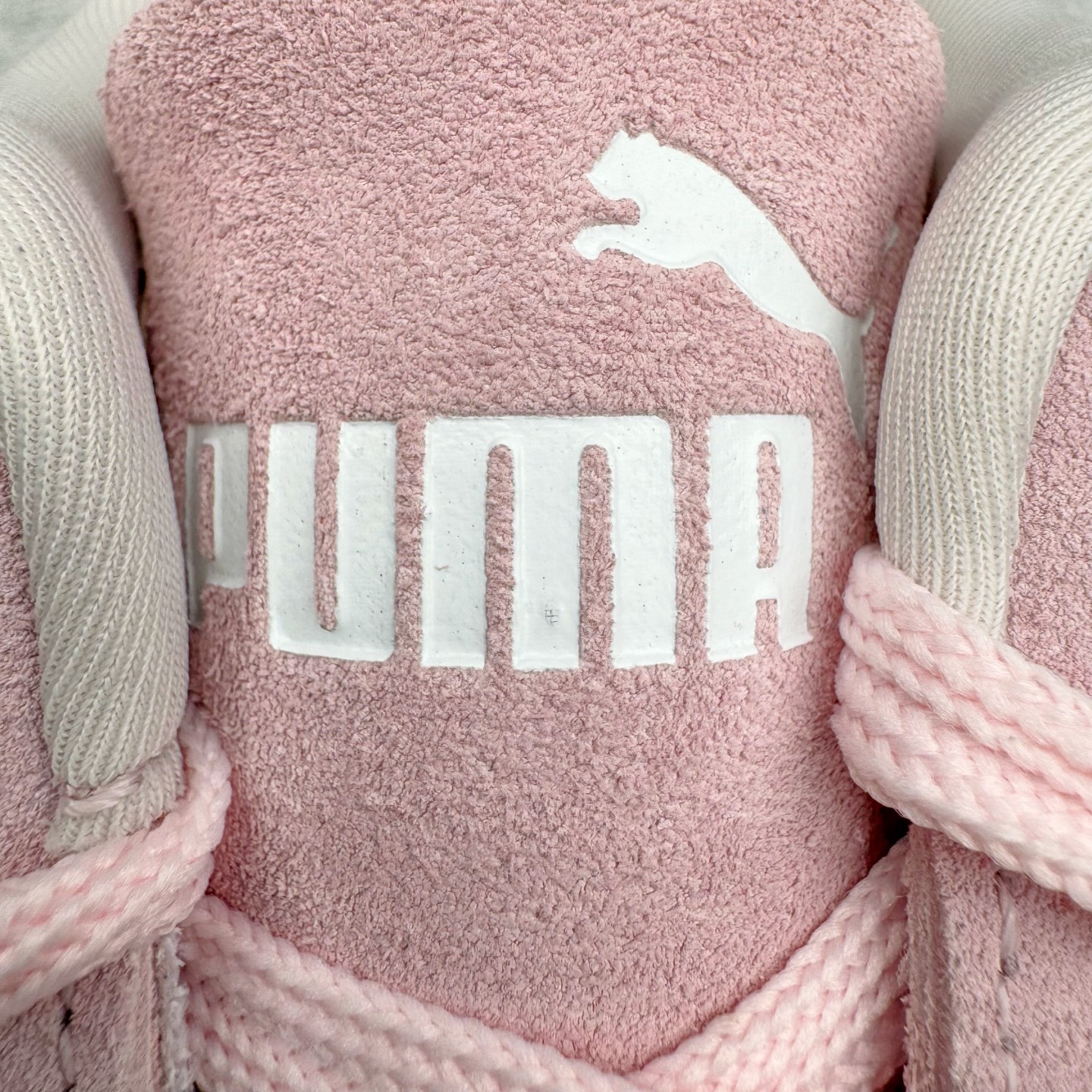 图片[14]-＃CS纯原 PUMA Speedca OG 彪马极速赛车系列低帮德训风拼接复古百搭休闲运动赛车鞋 鞋款从80、90年代赛车手所穿的防火赛车鞋为原型，鞋身线条模仿了赛车的流线廓形，体现了空气动力学原理的结构。简约流畅的外观，恰好又和贯穿其中的Formstrip Logo融合恰到好处，视觉上细节丰富且协调。本次Speedcat OG鞋款归来，最大看点自然式保留了窄版鞋型以及薄底构造。这两年各品牌鞋底越做越厚，Speedcat反其道而行之，上脚几乎无鞋底的效果带来耳目一新的视觉体验。鞋面依旧是以质感细腻的麂皮材质打造，并且大面积近乎全包裹的使用，复古味道也愈发浓烈。配色上更是将最原始的黑色和红色带回，向F1赛车队的标志性队服致敬。相信让各位一眼种草的更多是出挑的大红色，上脚即可瞬间点亮整体造型，在以球鞋为核心的OOTD中脱颖而出。而另一款黑色则是低调的万金油，彰显新潮个性的同时又不喧宾夺主，也是热爱简约系穿搭朋友的首选。 尺码：36 37 37.5 38 38.5 39 40 40.5 41 42 42.5 43 44 44.5 45 46-选品中心