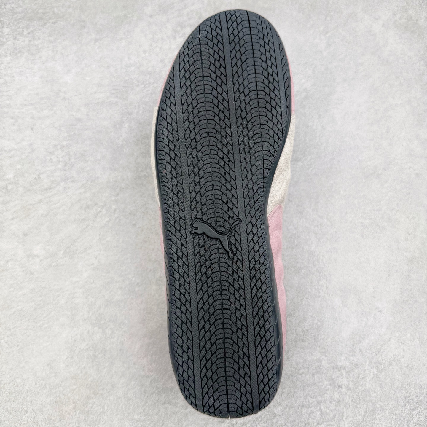 图片[9]-＃CS纯原 PUMA Speedca OG 彪马极速赛车系列低帮德训风拼接复古百搭休闲运动赛车鞋 鞋款从80、90年代赛车手所穿的防火赛车鞋为原型，鞋身线条模仿了赛车的流线廓形，体现了空气动力学原理的结构。简约流畅的外观，恰好又和贯穿其中的Formstrip Logo融合恰到好处，视觉上细节丰富且协调。本次Speedcat OG鞋款归来，最大看点自然式保留了窄版鞋型以及薄底构造。这两年各品牌鞋底越做越厚，Speedcat反其道而行之，上脚几乎无鞋底的效果带来耳目一新的视觉体验。鞋面依旧是以质感细腻的麂皮材质打造，并且大面积近乎全包裹的使用，复古味道也愈发浓烈。配色上更是将最原始的黑色和红色带回，向F1赛车队的标志性队服致敬。相信让各位一眼种草的更多是出挑的大红色，上脚即可瞬间点亮整体造型，在以球鞋为核心的OOTD中脱颖而出。而另一款黑色则是低调的万金油，彰显新潮个性的同时又不喧宾夺主，也是热爱简约系穿搭朋友的首选。 尺码：36 37 37.5 38 38.5 39 40 40.5 41 42 42.5 43 44 44.5 45 46-选品中心