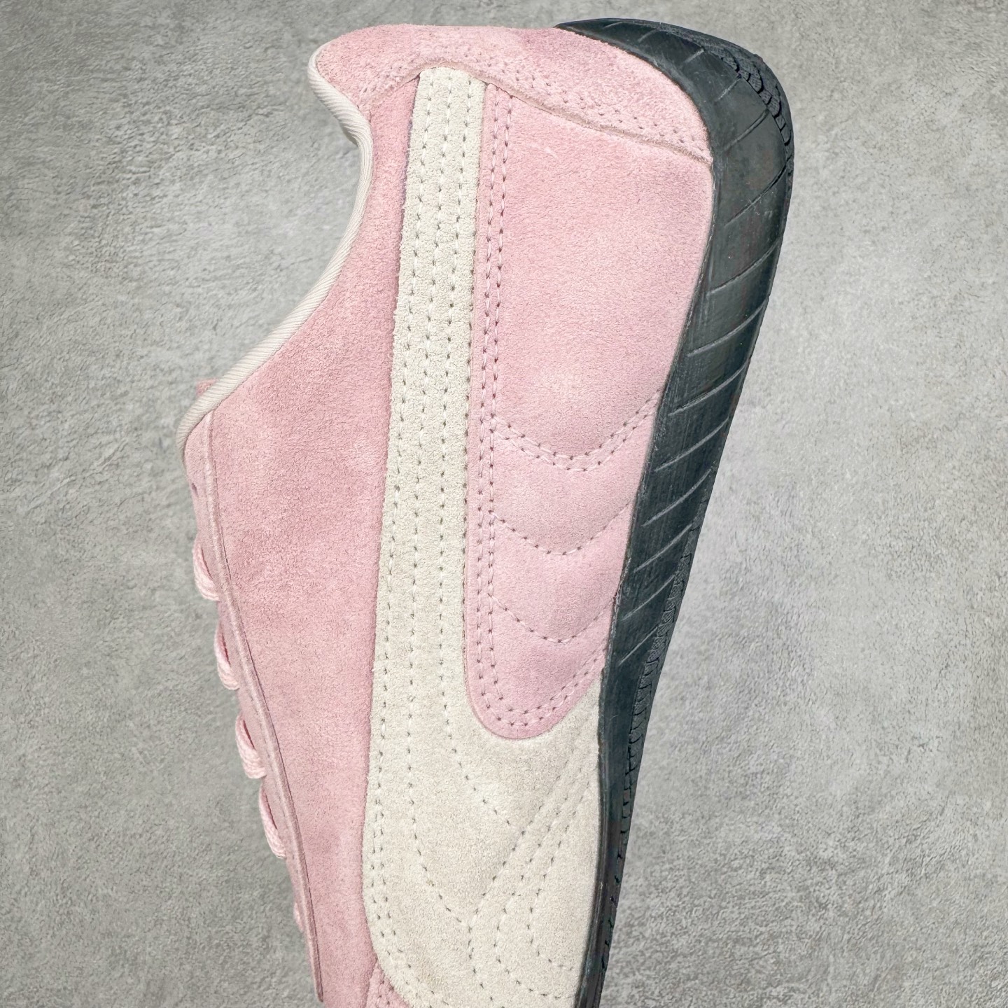 图片[7]-＃CS纯原 PUMA Speedca OG 彪马极速赛车系列低帮德训风拼接复古百搭休闲运动赛车鞋 鞋款从80、90年代赛车手所穿的防火赛车鞋为原型，鞋身线条模仿了赛车的流线廓形，体现了空气动力学原理的结构。简约流畅的外观，恰好又和贯穿其中的Formstrip Logo融合恰到好处，视觉上细节丰富且协调。本次Speedcat OG鞋款归来，最大看点自然式保留了窄版鞋型以及薄底构造。这两年各品牌鞋底越做越厚，Speedcat反其道而行之，上脚几乎无鞋底的效果带来耳目一新的视觉体验。鞋面依旧是以质感细腻的麂皮材质打造，并且大面积近乎全包裹的使用，复古味道也愈发浓烈。配色上更是将最原始的黑色和红色带回，向F1赛车队的标志性队服致敬。相信让各位一眼种草的更多是出挑的大红色，上脚即可瞬间点亮整体造型，在以球鞋为核心的OOTD中脱颖而出。而另一款黑色则是低调的万金油，彰显新潮个性的同时又不喧宾夺主，也是热爱简约系穿搭朋友的首选。 尺码：36 37 37.5 38 38.5 39 40 40.5 41 42 42.5 43 44 44.5 45 46-选品中心