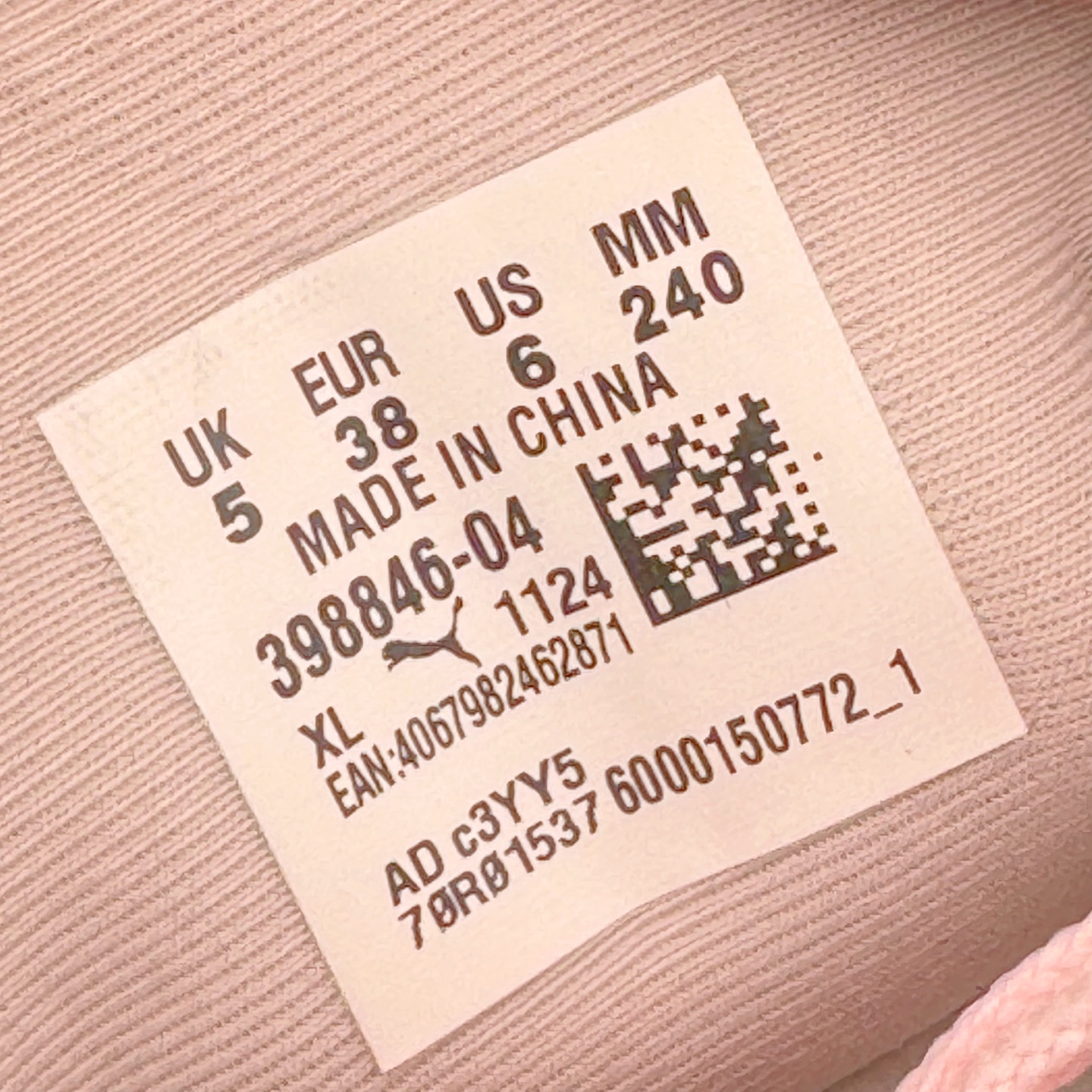 图片[12]-＃CS纯原 PUMA Speedca OG 彪马极速赛车系列低帮德训风拼接复古百搭休闲运动赛车鞋 鞋款从80、90年代赛车手所穿的防火赛车鞋为原型，鞋身线条模仿了赛车的流线廓形，体现了空气动力学原理的结构。简约流畅的外观，恰好又和贯穿其中的Formstrip Logo融合恰到好处，视觉上细节丰富且协调。本次Speedcat OG鞋款归来，最大看点自然式保留了窄版鞋型以及薄底构造。这两年各品牌鞋底越做越厚，Speedcat反其道而行之，上脚几乎无鞋底的效果带来耳目一新的视觉体验。鞋面依旧是以质感细腻的麂皮材质打造，并且大面积近乎全包裹的使用，复古味道也愈发浓烈。配色上更是将最原始的黑色和红色带回，向F1赛车队的标志性队服致敬。相信让各位一眼种草的更多是出挑的大红色，上脚即可瞬间点亮整体造型，在以球鞋为核心的OOTD中脱颖而出。而另一款黑色则是低调的万金油，彰显新潮个性的同时又不喧宾夺主，也是热爱简约系穿搭朋友的首选。 尺码：36 37 37.5 38 38.5 39 40 40.5 41 42 42.5 43 44 44.5 45 46-选品中心