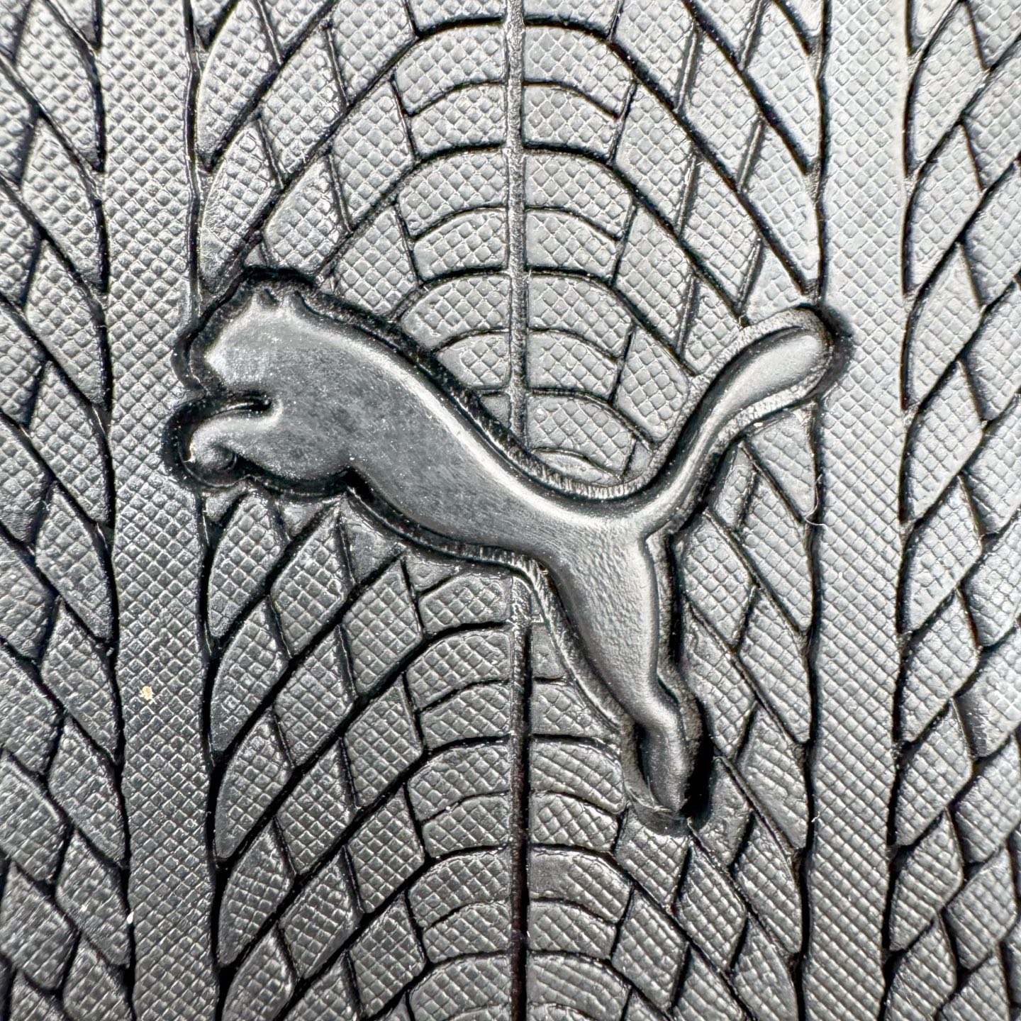 图片[19]-＃CS纯原 PUMA Speedca OG 彪马极速赛车系列低帮德训风拼接复古百搭休闲运动赛车鞋 鞋款从80、90年代赛车手所穿的防火赛车鞋为原型，鞋身线条模仿了赛车的流线廓形，体现了空气动力学原理的结构。简约流畅的外观，恰好又和贯穿其中的Formstrip Logo融合恰到好处，视觉上细节丰富且协调。本次Speedcat OG鞋款归来，最大看点自然式保留了窄版鞋型以及薄底构造。这两年各品牌鞋底越做越厚，Speedcat反其道而行之，上脚几乎无鞋底的效果带来耳目一新的视觉体验。鞋面依旧是以质感细腻的麂皮材质打造，并且大面积近乎全包裹的使用，复古味道也愈发浓烈。配色上更是将最原始的黑色和红色带回，向F1赛车队的标志性队服致敬。相信让各位一眼种草的更多是出挑的大红色，上脚即可瞬间点亮整体造型，在以球鞋为核心的OOTD中脱颖而出。而另一款黑色则是低调的万金油，彰显新潮个性的同时又不喧宾夺主，也是热爱简约系穿搭朋友的首选。 尺码：36 37 37.5 38 38.5 39 40 40.5 41 42 42.5 43 44 44.5 45 46-选品中心