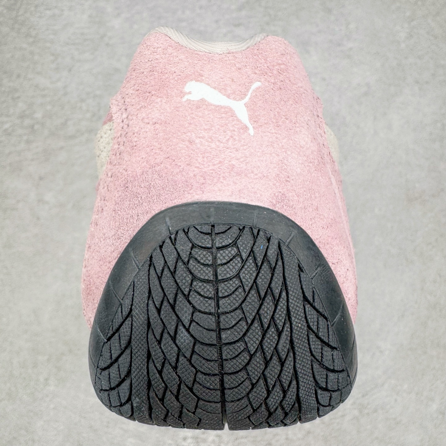 图片[8]-＃CS纯原 PUMA Speedca OG 彪马极速赛车系列低帮德训风拼接复古百搭休闲运动赛车鞋 鞋款从80、90年代赛车手所穿的防火赛车鞋为原型，鞋身线条模仿了赛车的流线廓形，体现了空气动力学原理的结构。简约流畅的外观，恰好又和贯穿其中的Formstrip Logo融合恰到好处，视觉上细节丰富且协调。本次Speedcat OG鞋款归来，最大看点自然式保留了窄版鞋型以及薄底构造。这两年各品牌鞋底越做越厚，Speedcat反其道而行之，上脚几乎无鞋底的效果带来耳目一新的视觉体验。鞋面依旧是以质感细腻的麂皮材质打造，并且大面积近乎全包裹的使用，复古味道也愈发浓烈。配色上更是将最原始的黑色和红色带回，向F1赛车队的标志性队服致敬。相信让各位一眼种草的更多是出挑的大红色，上脚即可瞬间点亮整体造型，在以球鞋为核心的OOTD中脱颖而出。而另一款黑色则是低调的万金油，彰显新潮个性的同时又不喧宾夺主，也是热爱简约系穿搭朋友的首选。 尺码：36 37 37.5 38 38.5 39 40 40.5 41 42 42.5 43 44 44.5 45 46-选品中心